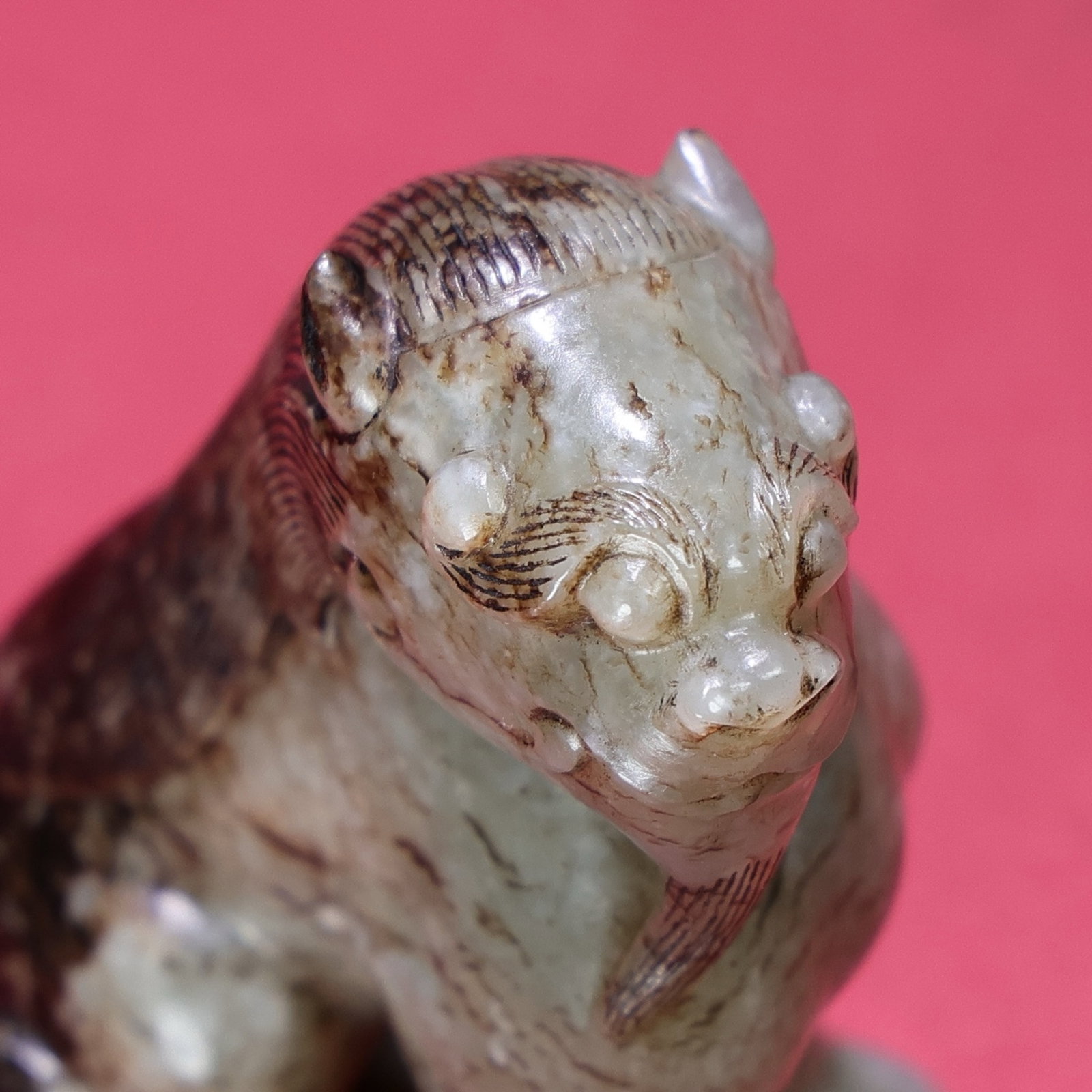 An Exquisite White Jade Lion Hand Piece - 3