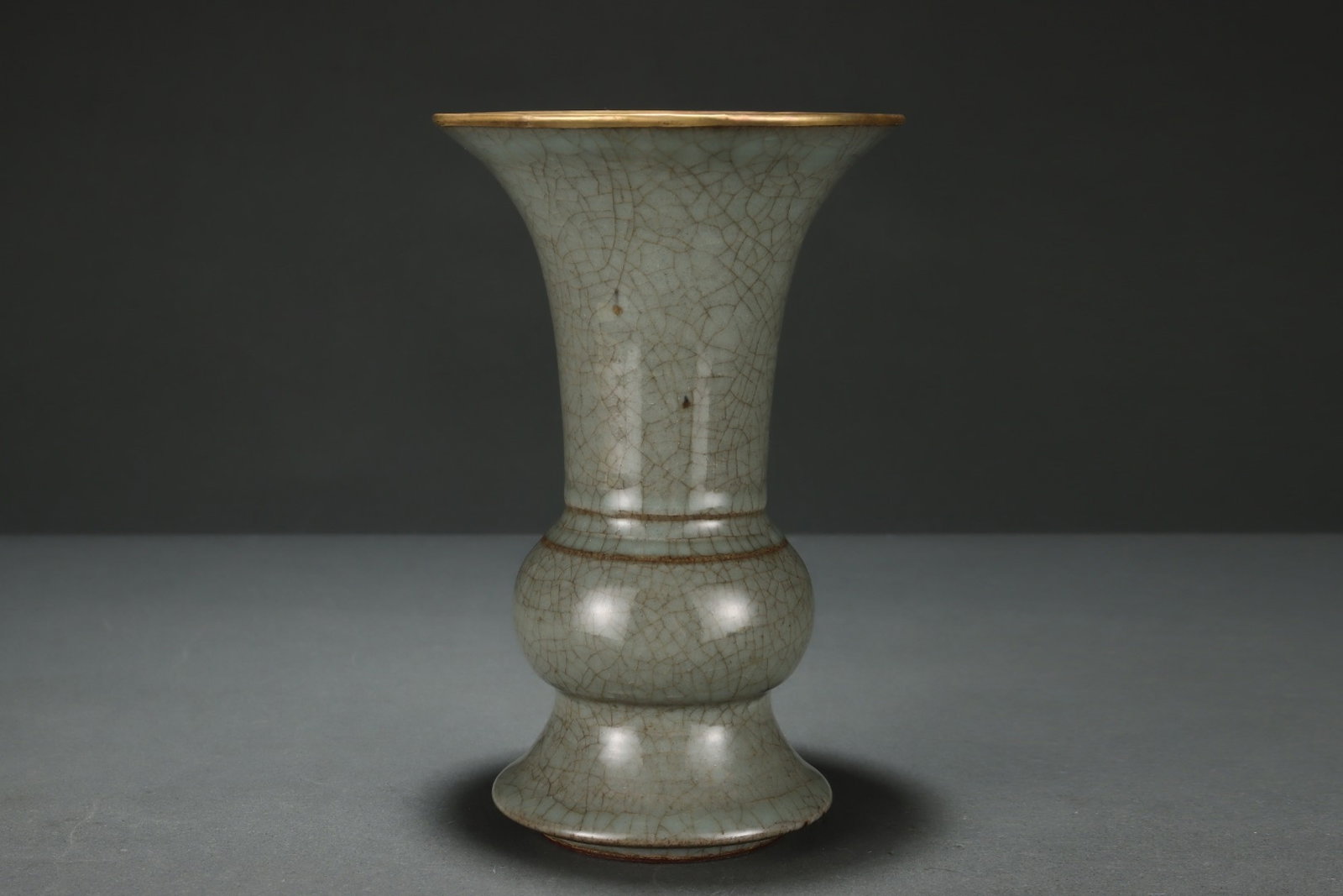 An Exquisite Guan yao Cover with Gold Vase,with an Imperial Poem by Emperor Qianlong - 3