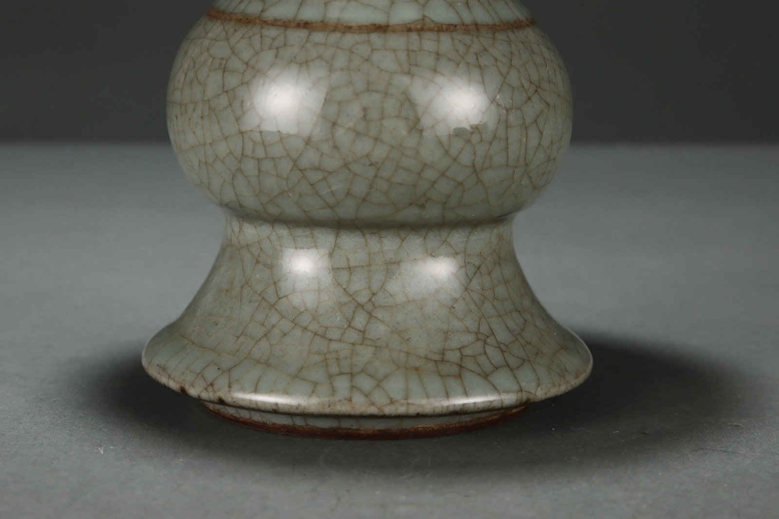An Exquisite Guan yao Cover with Gold Vase,with an Imperial Poem by Emperor Qianlong - 5