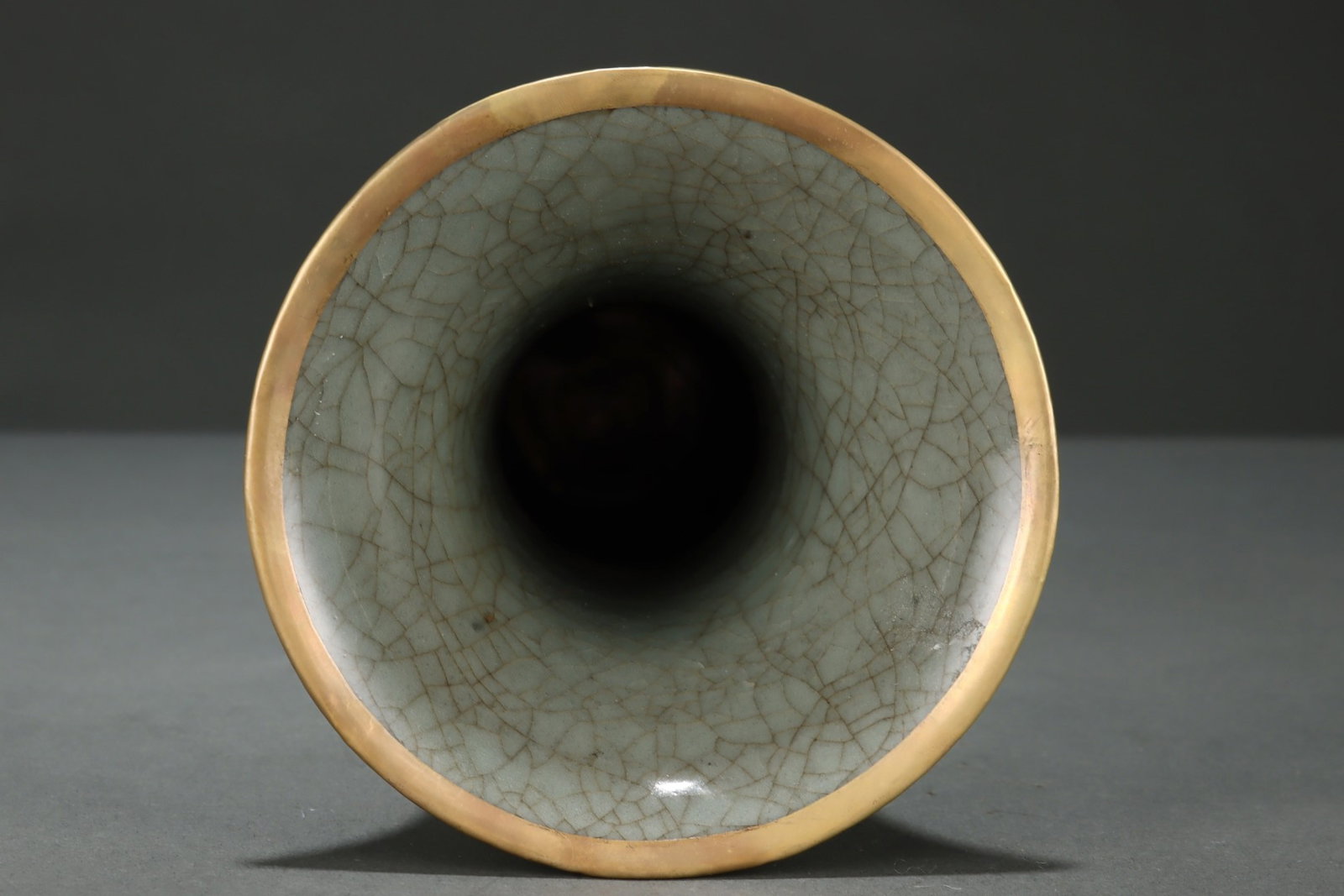 An Exquisite Guan yao Cover with Gold Vase,with an Imperial Poem by Emperor Qianlong - 6