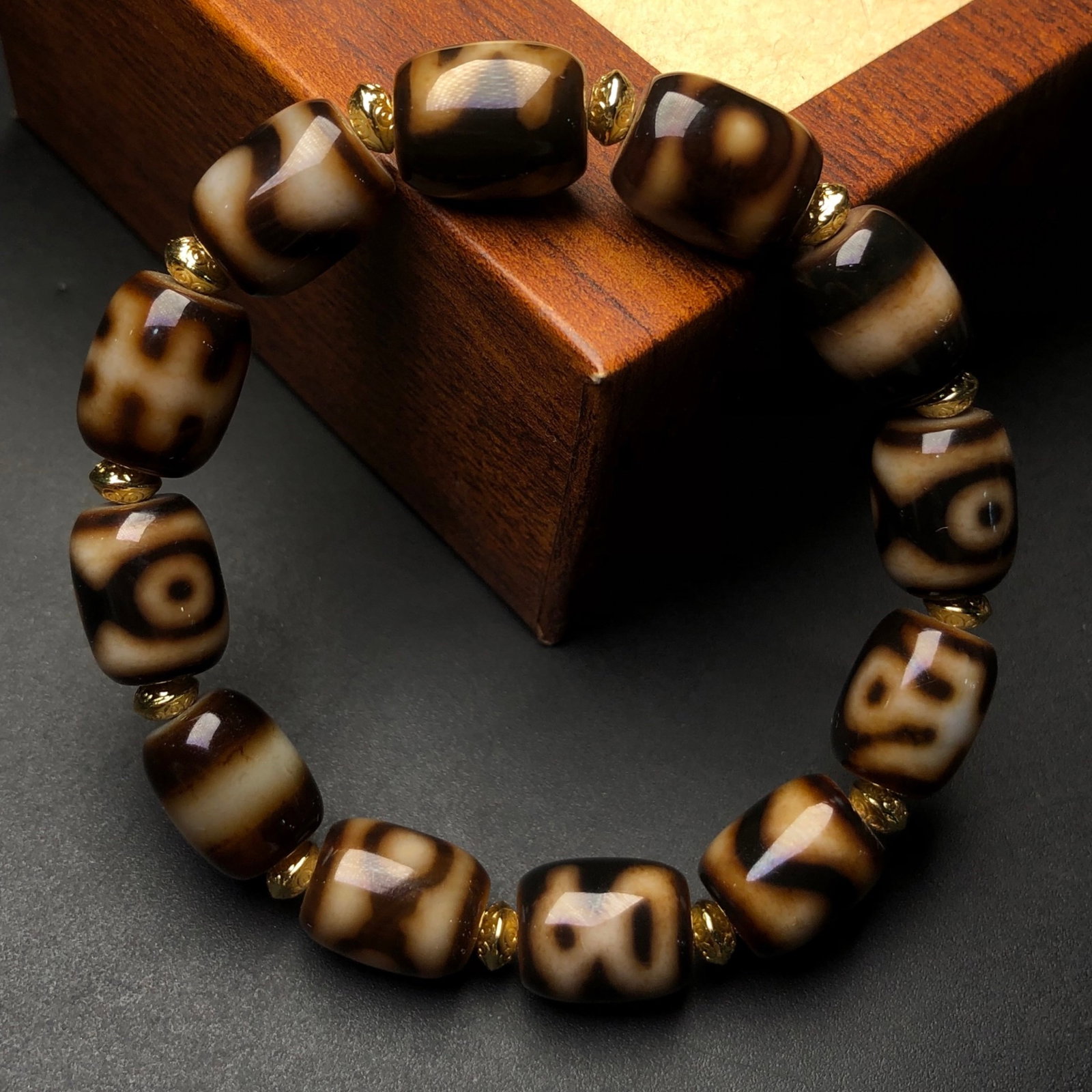 An Exquisite Dzi Bead Bracelets: Estimated Value:800-1600 An Exquisite Dzi Bead Bracelets,Size:14mmx11mm 天珠手串