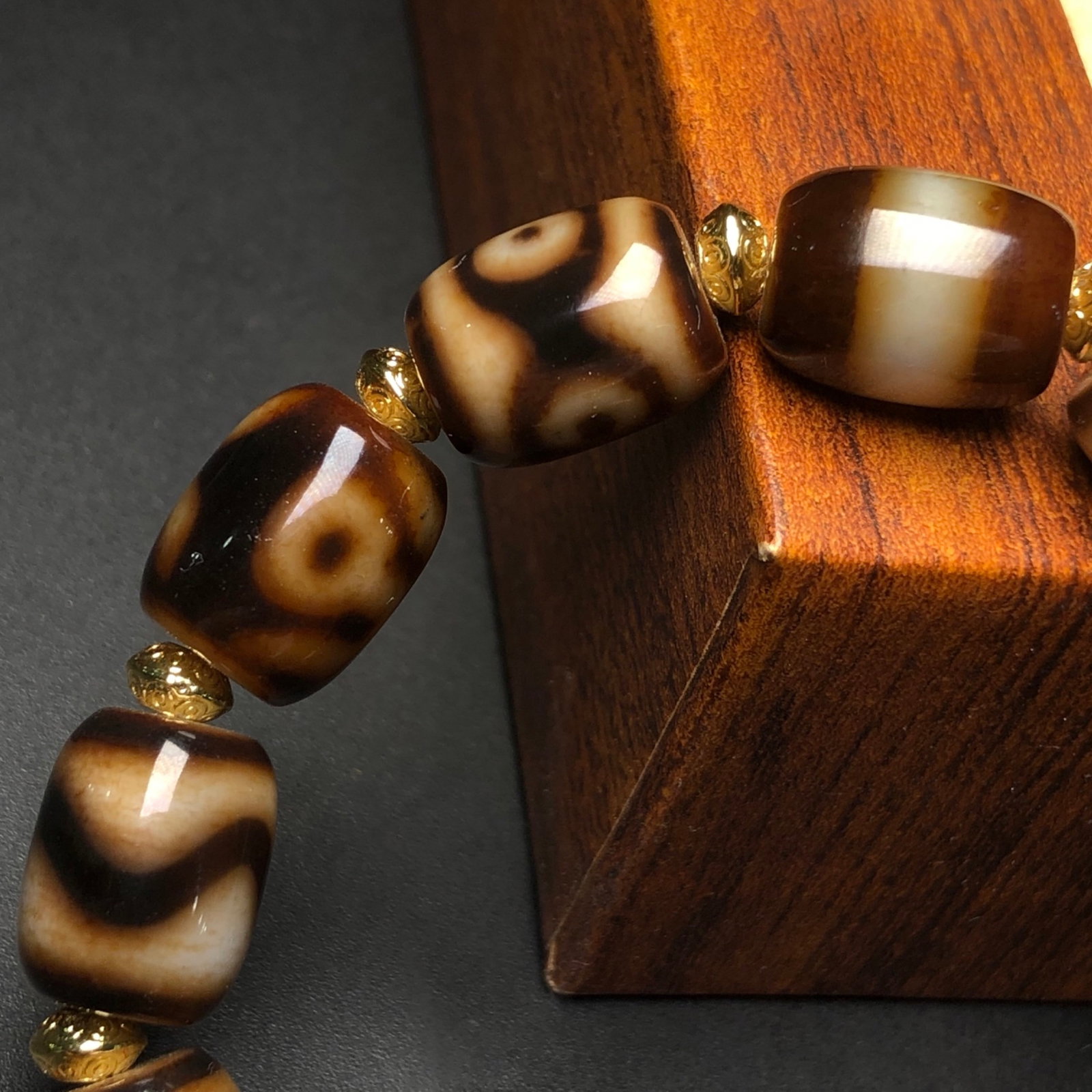 An Exquisite Dzi Bead Bracelets - 7