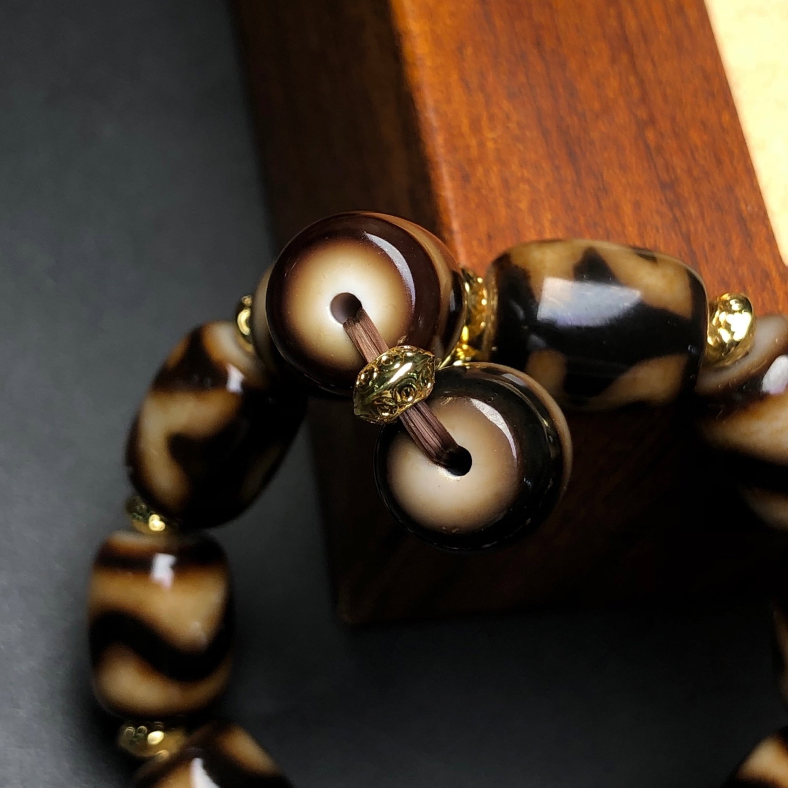 An Exquisite Dzi Bead Bracelets - 9