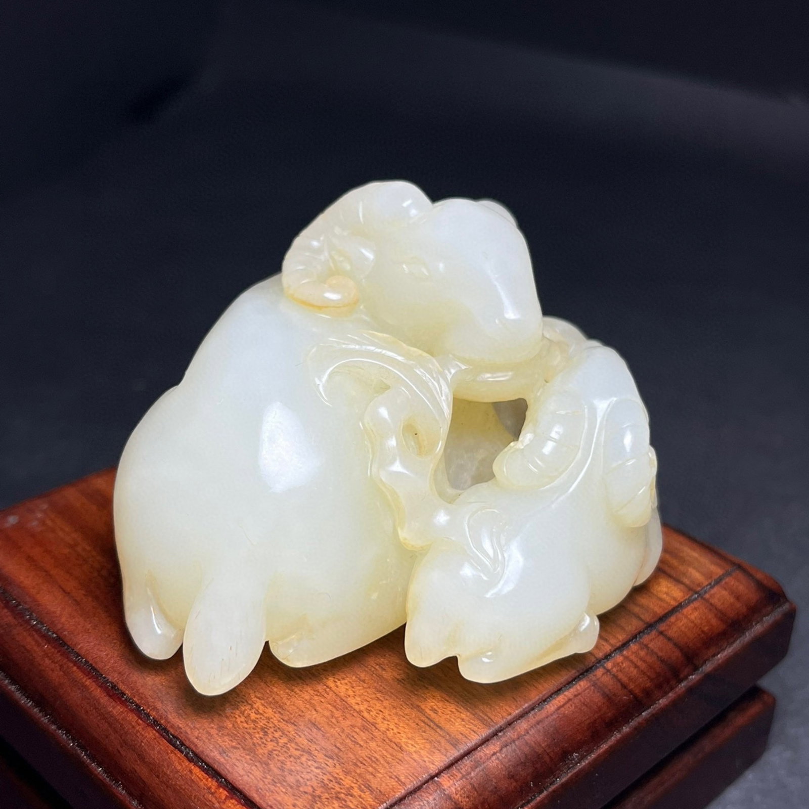 An Exquisite White Jade Sheep Ornament - 2