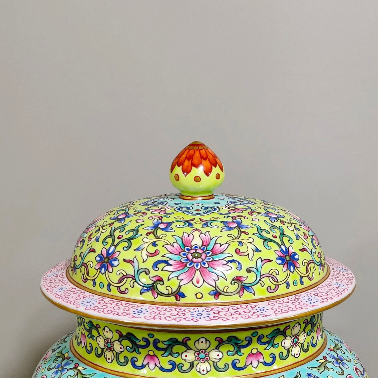 An Exquisite Yellow Ground Famille-Rose Painted Gold Lotus Pattern Cover Jar - 4