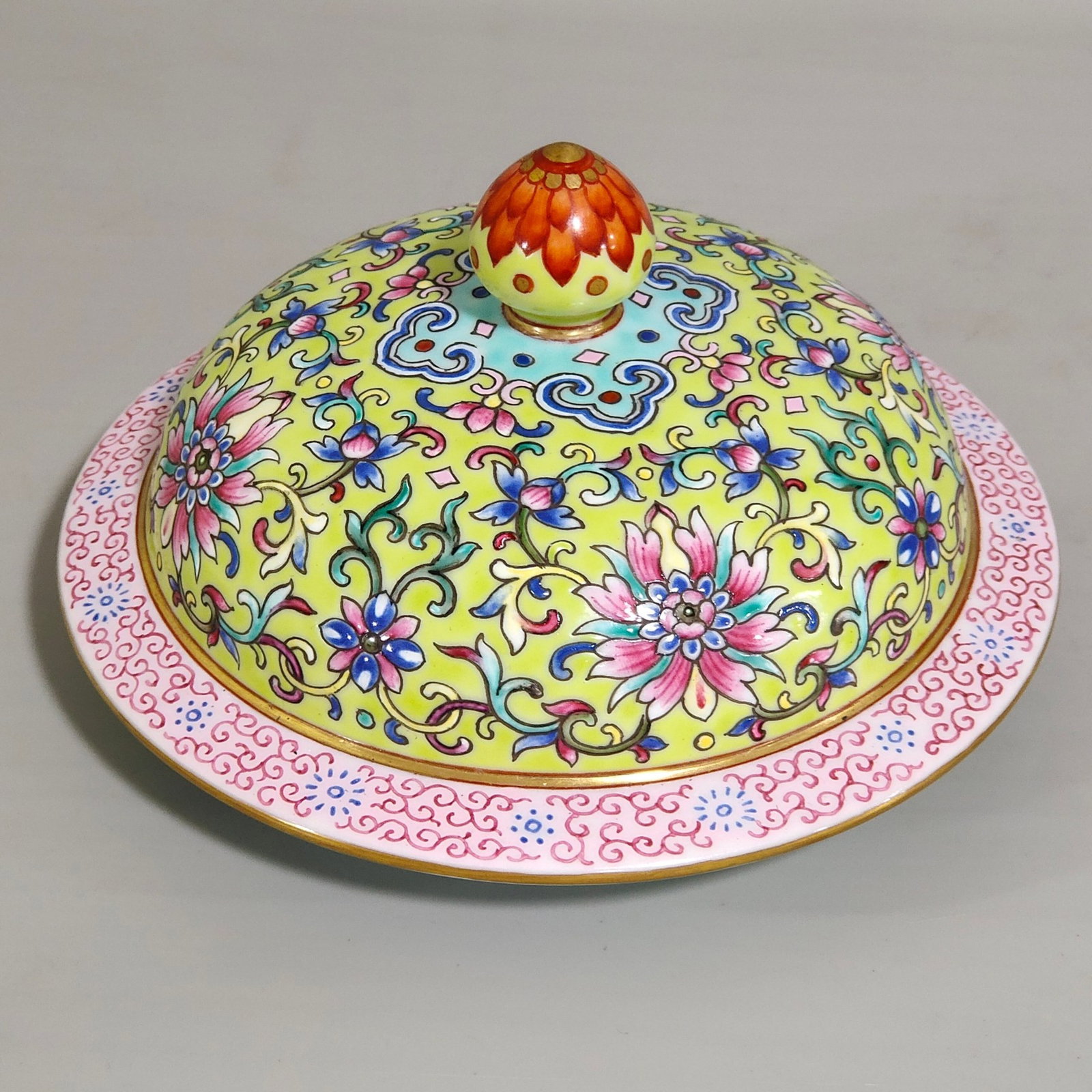 An Exquisite Yellow Ground Famille-Rose Painted Gold Lotus Pattern Cover Jar - 7