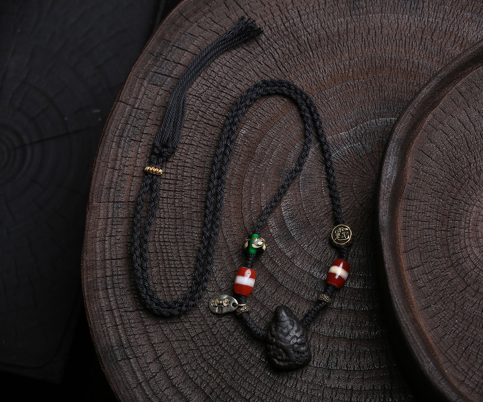 An Exquisite Pendant: Estimated Value:200-400 An Exquisite Pendant,Size:28mmx20mmx12mm,Total Weight:18.9g 挂件