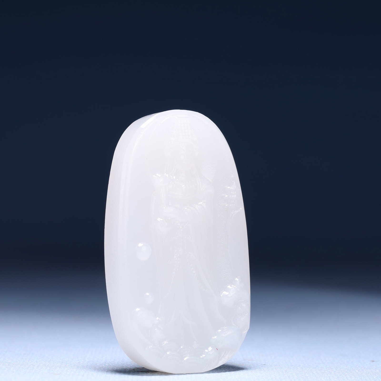 An Exquisite White Jade Statue of Avalokitesvara Pendant - 3