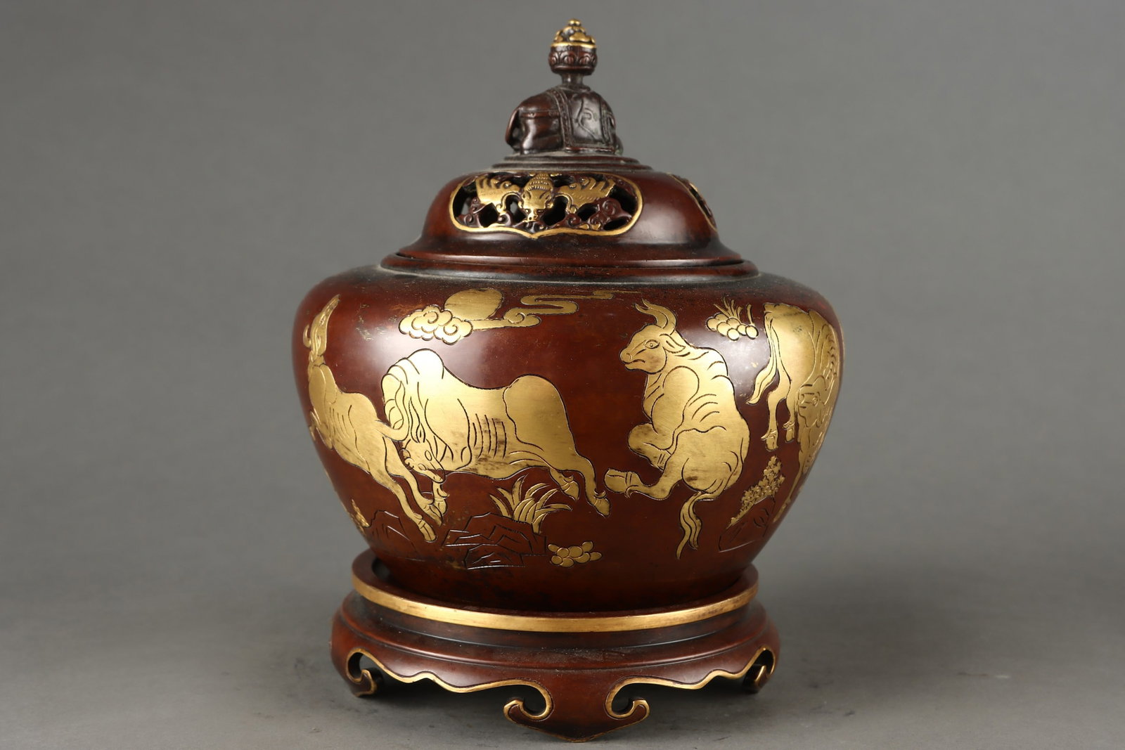 An Exquisite Gilt Bronze Buffalo Pattern Censer - 4