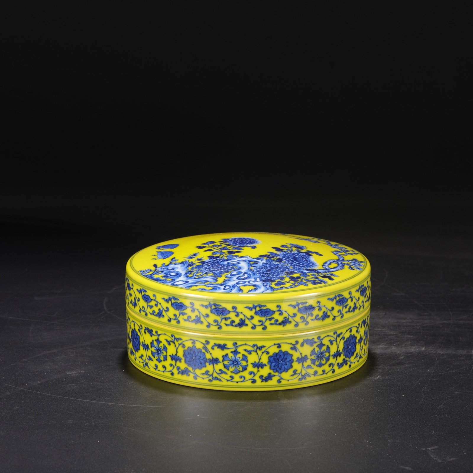An Exquisite Yellow Ground Blue and White Flower and Bird Pattern Box with Cover - 2