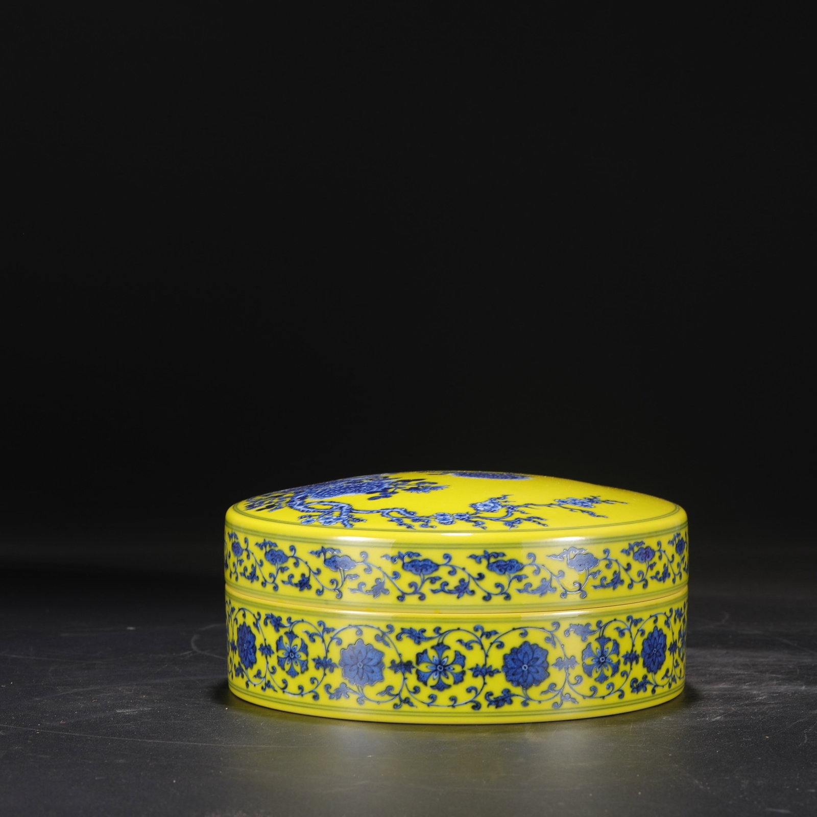 An Exquisite Yellow Ground Blue and White Flower and Bird Pattern Box with Cover - 4