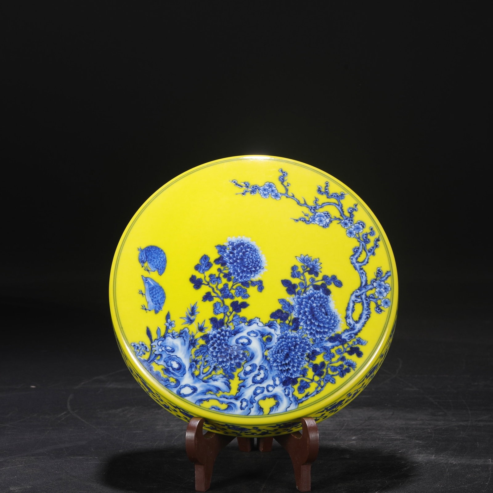 An Exquisite Yellow Ground Blue and White Flower and Bird Pattern Box with Cover - 5