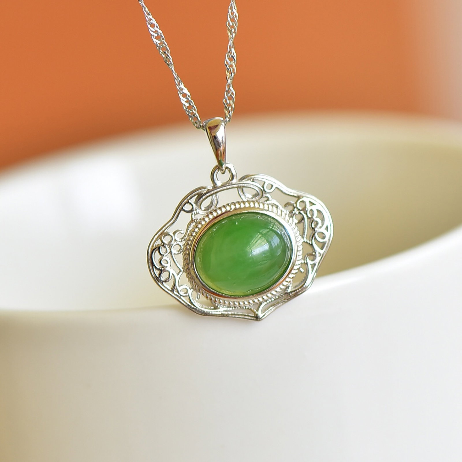 An Exquisite Sterling Silver Inlaid Jasper Pendant: Estimated Value:200-400 Sterling Silver Inlaid Jasper Pendant , Size :9mmx11mm 纯银镶碧玉吊坠,尺寸:9mmx11mm