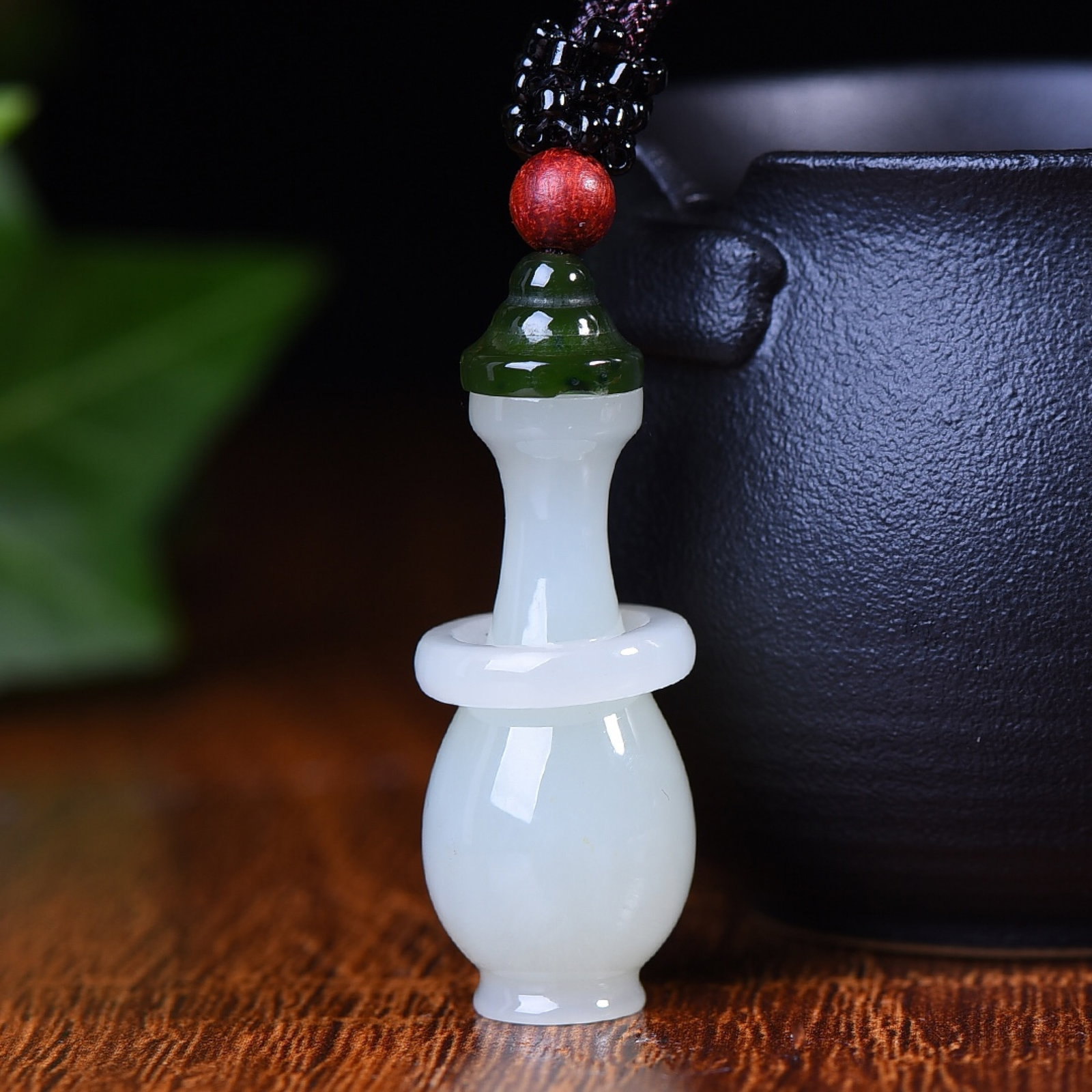 An Exquisite White Jade Vase Pendant: Estimated Value:800-1600 An Exquisite White Jade Vase Pendant,Size:14mmx44mm (寓意)美满幸福 幸福满满