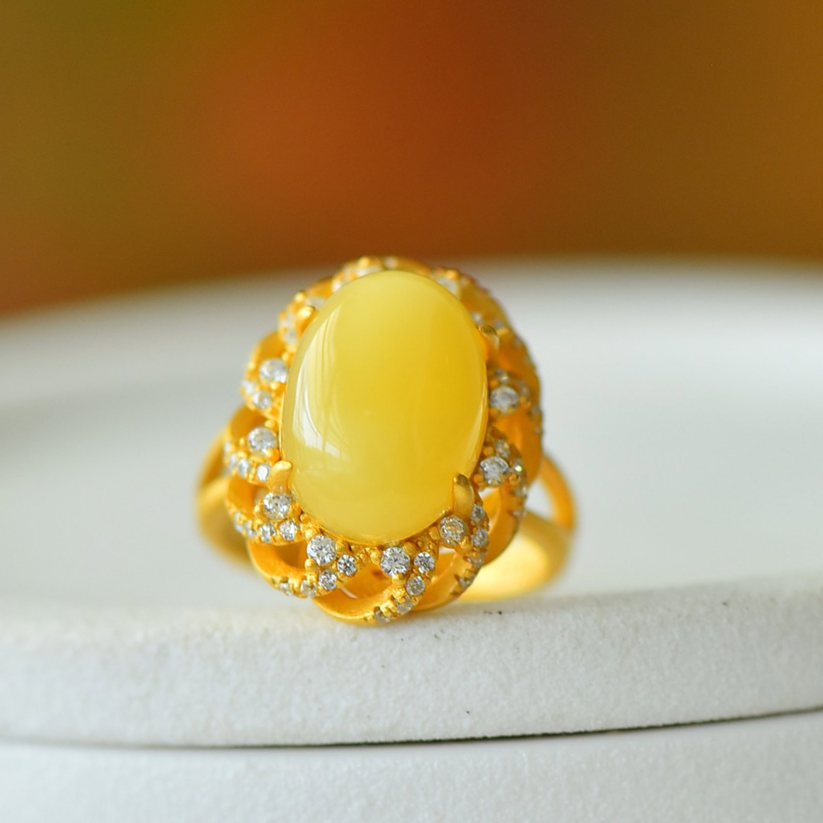 An Exquisite Sterling Silver-Gold Plated Inlaid Amber Ring,Inlaid Diamond: Estimated Value:300-600 An Exquisite Sterling Silver-Gold Plated Inlaid Amber Ring,Inlaid Diamond 纯银镀金镶琥珀戒指,嵌钻石