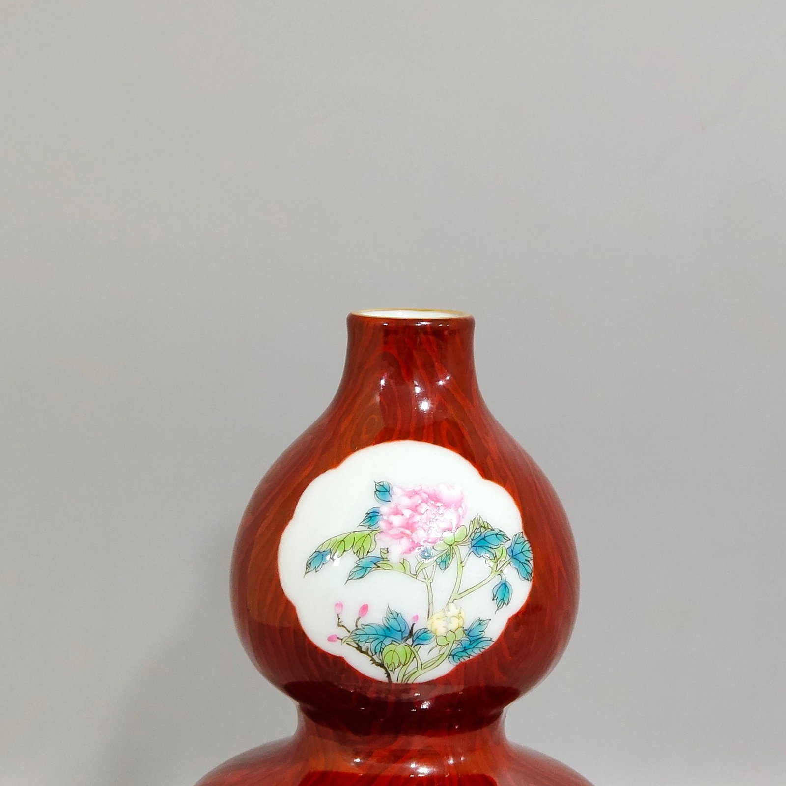 An Exquisite Famille-Rose Imitation Wood Grain Glazed Flower Pattern Gourd Vase - 4