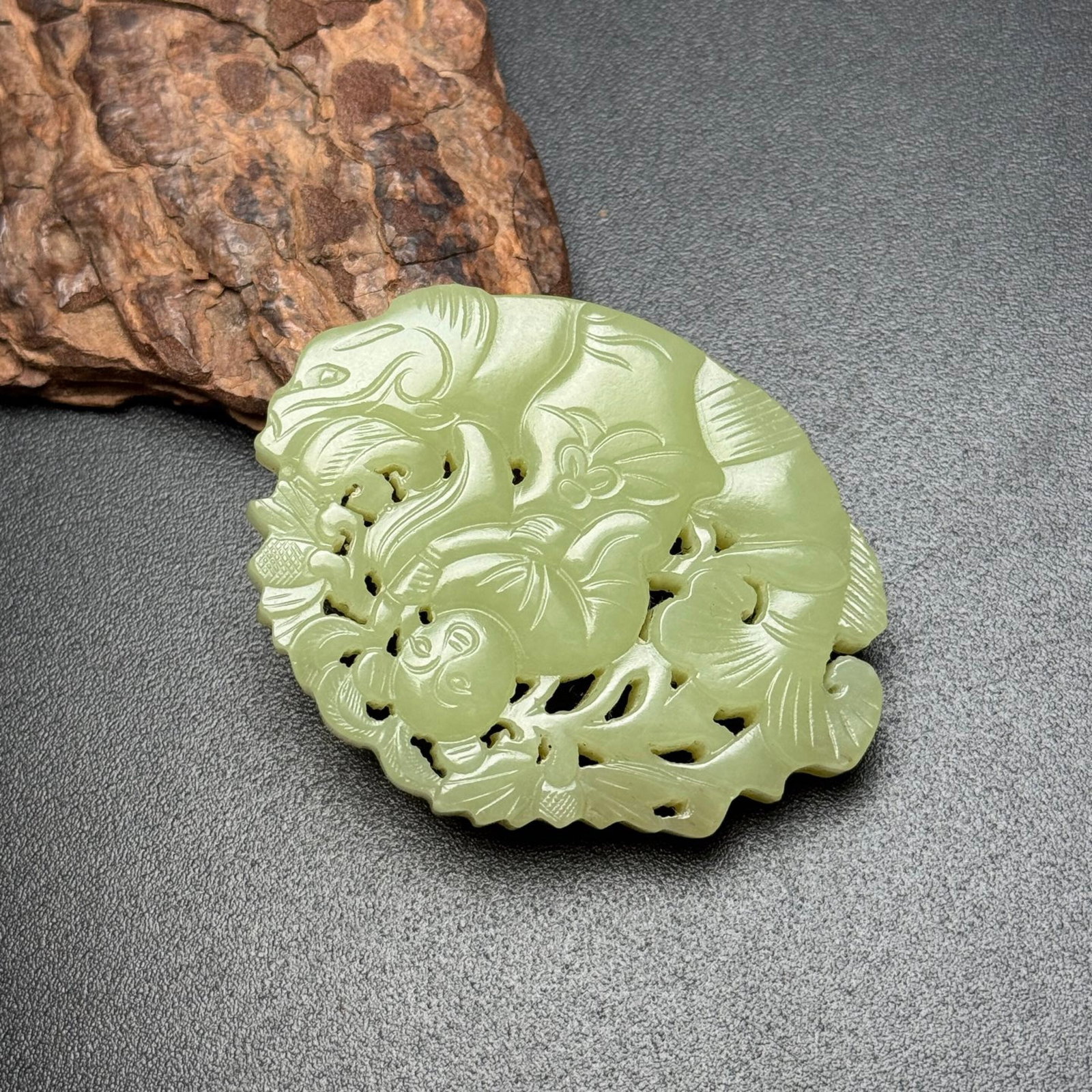 An Exquisite Yellow Jade Figure Pattern Pendant - 2