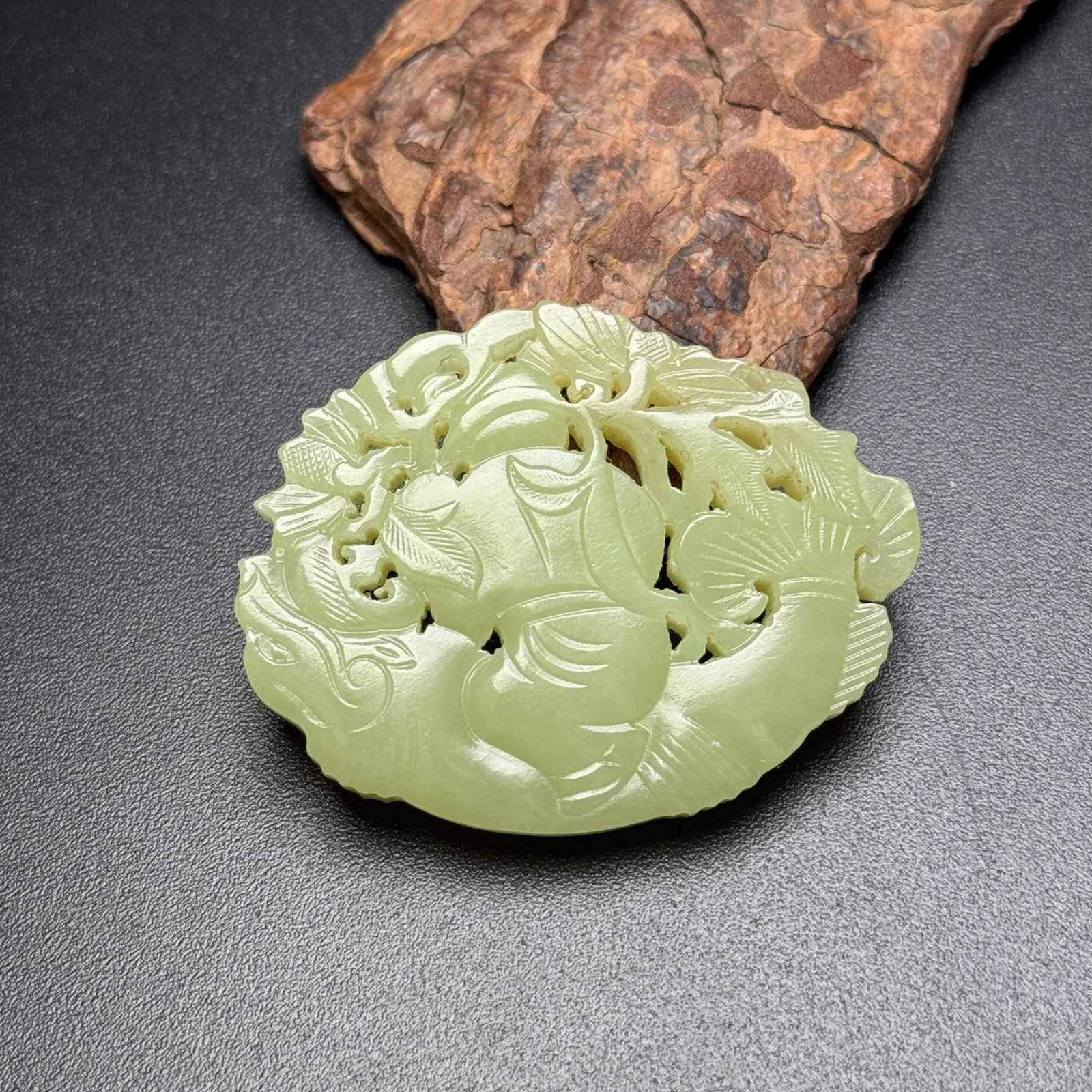 An Exquisite Yellow Jade Figure Pattern Pendant - 3