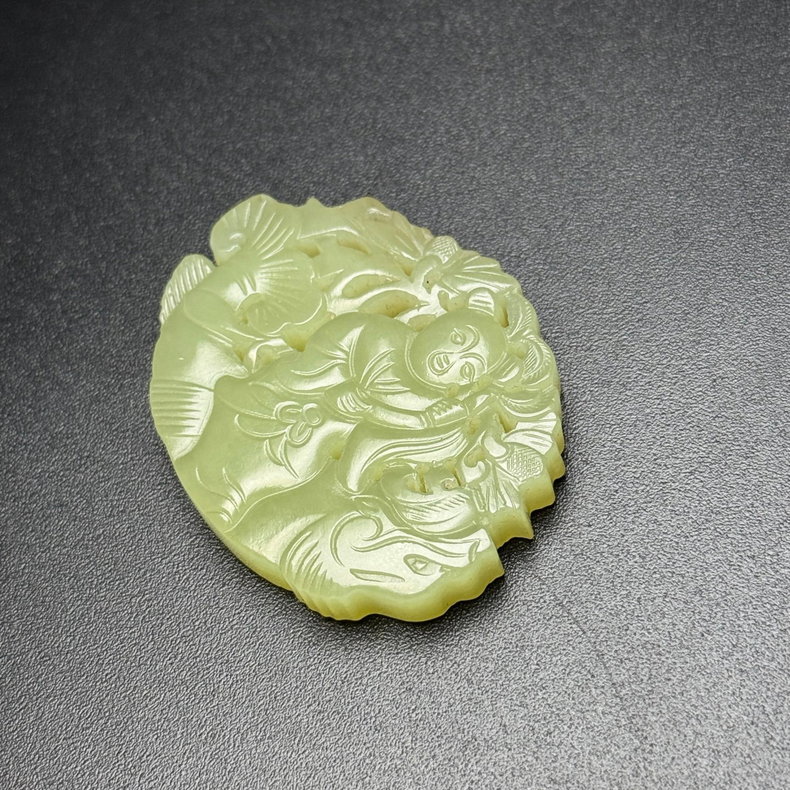 An Exquisite Yellow Jade Figure Pattern Pendant - 4