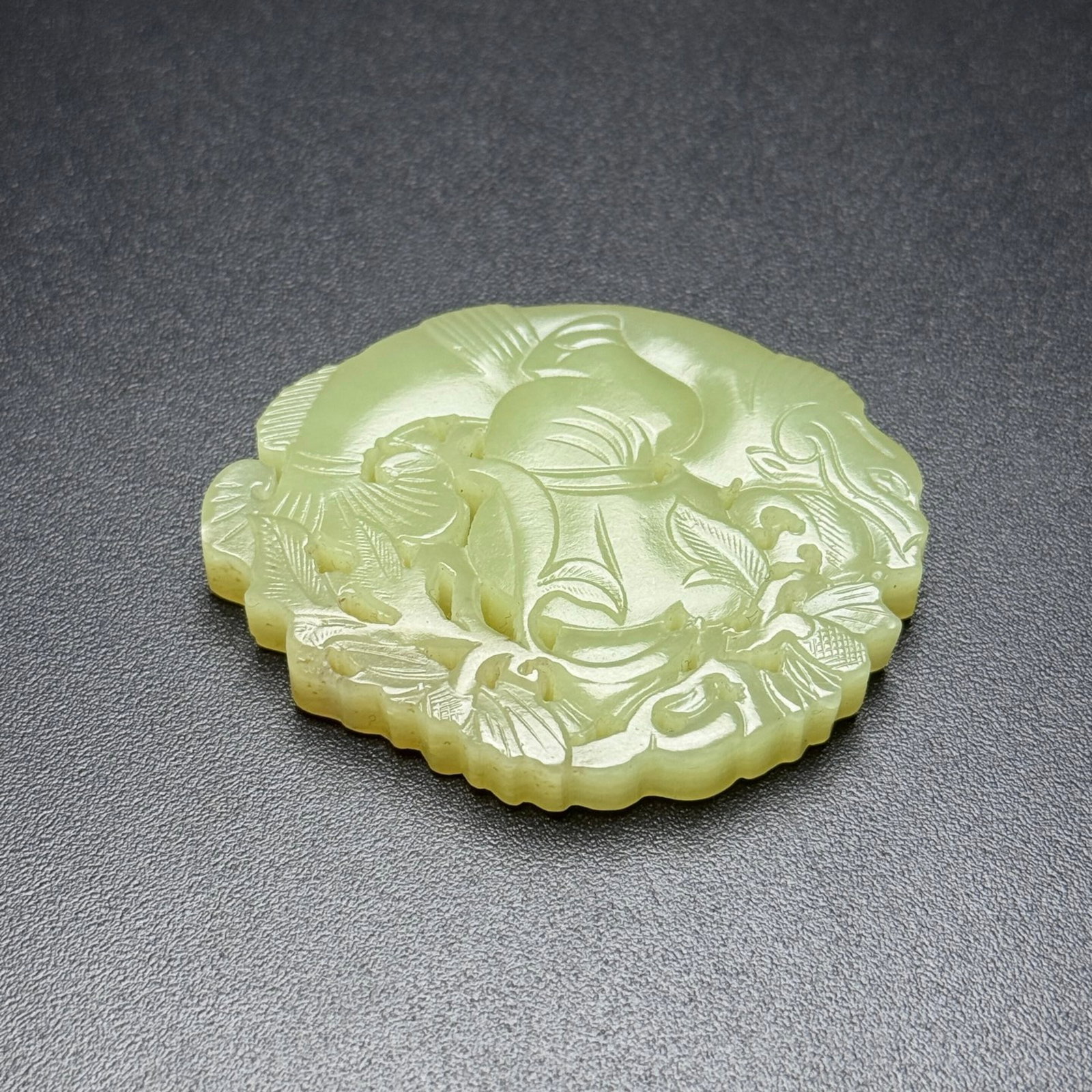An Exquisite Yellow Jade Figure Pattern Pendant - 6