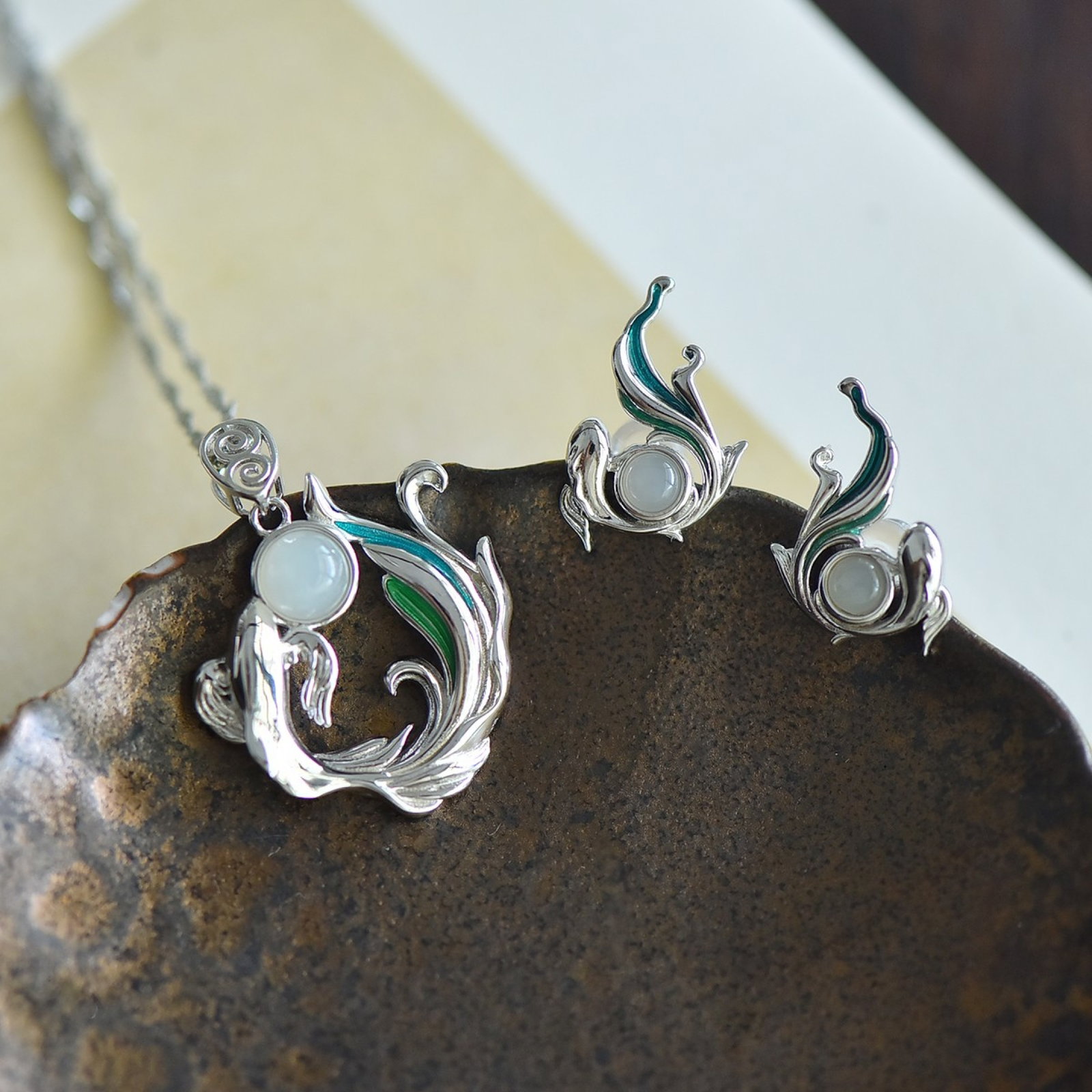 A Set of Fine Sterling Silver Inlaid White Jade Jewelries: Estimated Value:400-800 A Set of Fine Sterling Silver Inlaid White Jade Jewelries 一套纯银镶白玉首饰