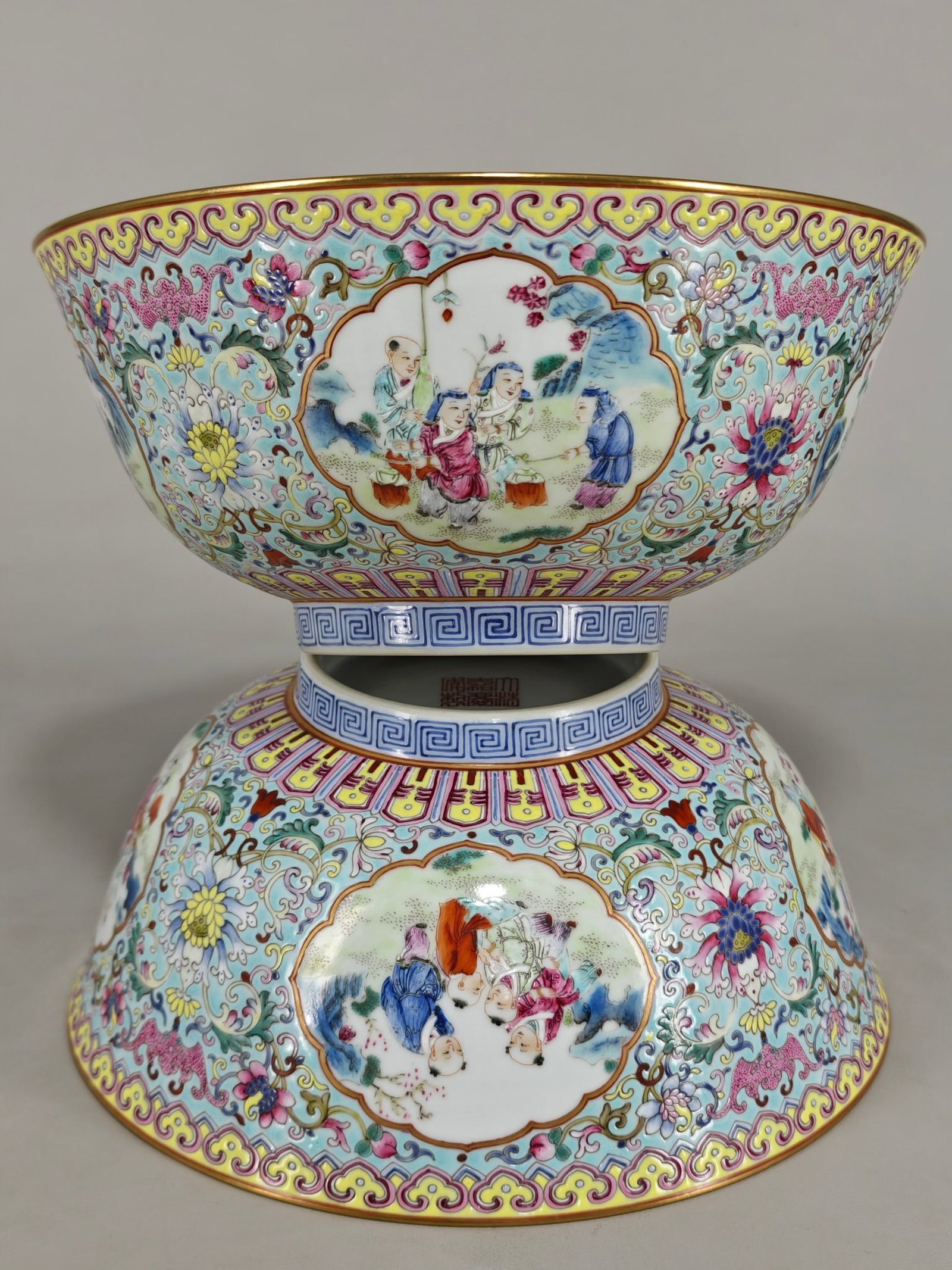 A Pair of Exquisite Famille-Rose Turquoise Ground Painted Gold Lotus and Figure Pattern Bowls - 3