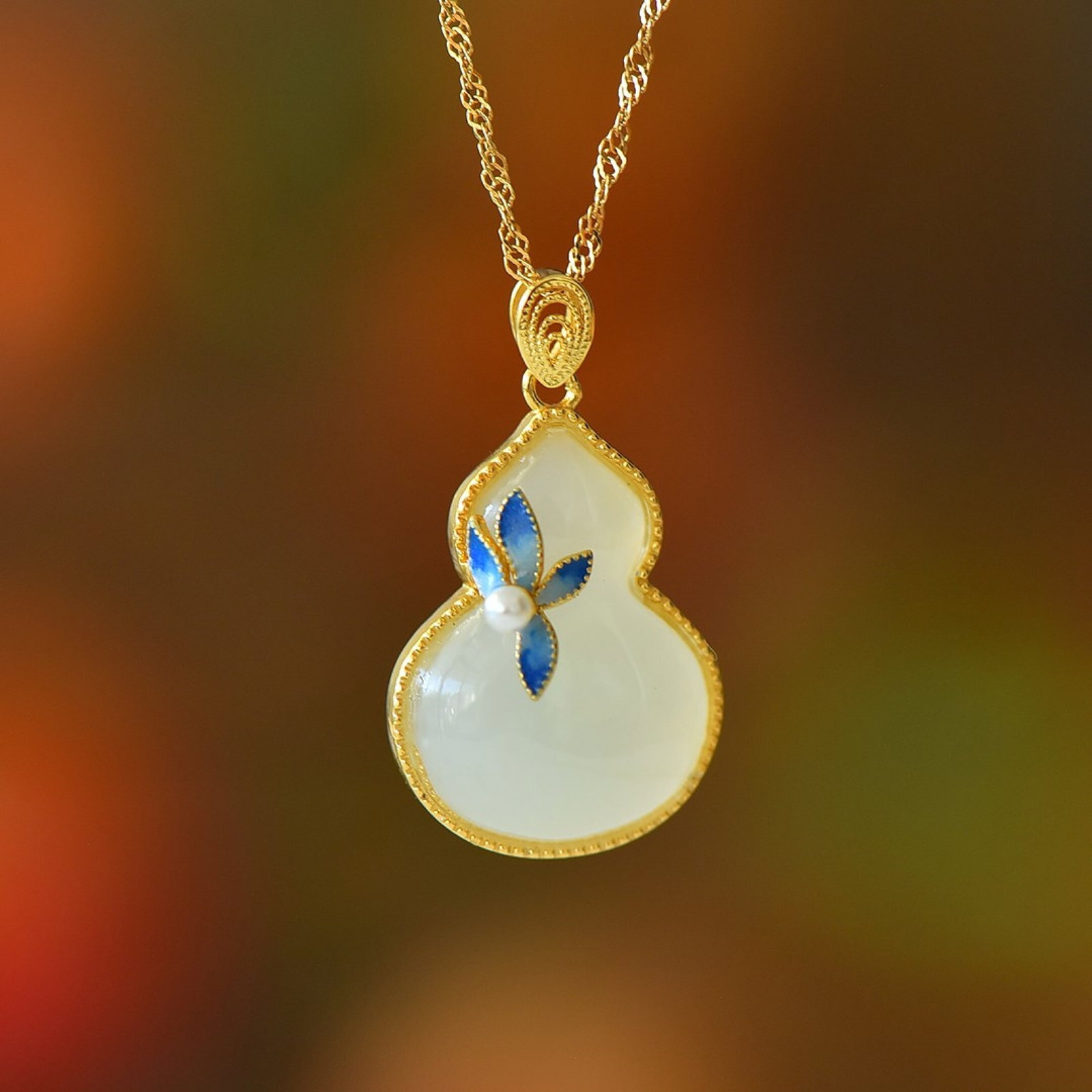 An Exquisite Sterling Silver-Gold Plated Inlaid White Jade Pendant: Estimated Value:200-400 An Exquisite Sterling Silver-Gold Plated Inlaid White Jade Pendant,Size:15mmx21mm 纯银镀金镶白玉吊坠