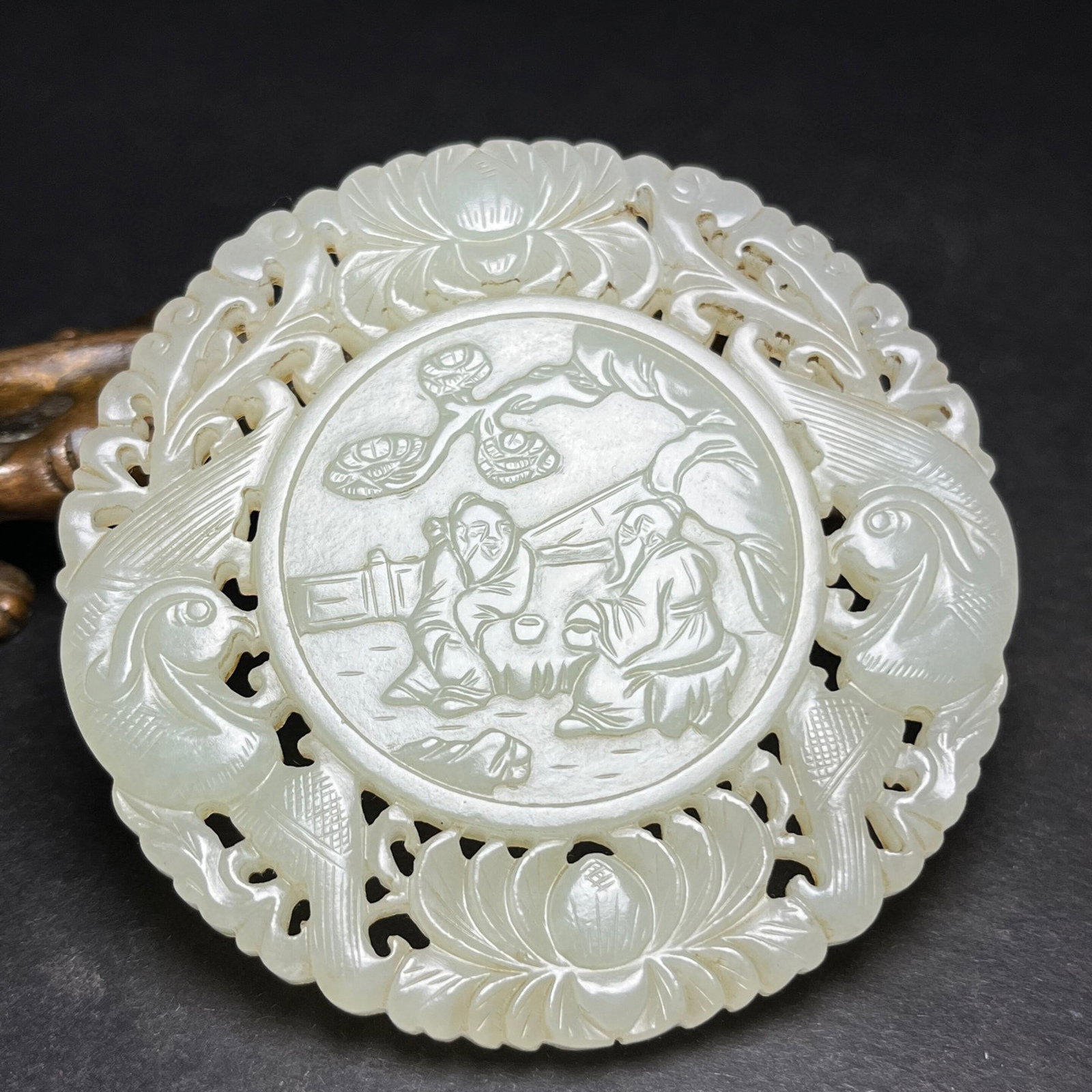 An Exquisite White Jade Hollow Bats Figure Pattern Pendant,With Poem: Estimated Value:960-1920 An Exquisite White Jade Hollow Bats Figure Pattern Pendant,With Poem,Qing Dynasty,China,Size:71mmx6mm,Weight:56g