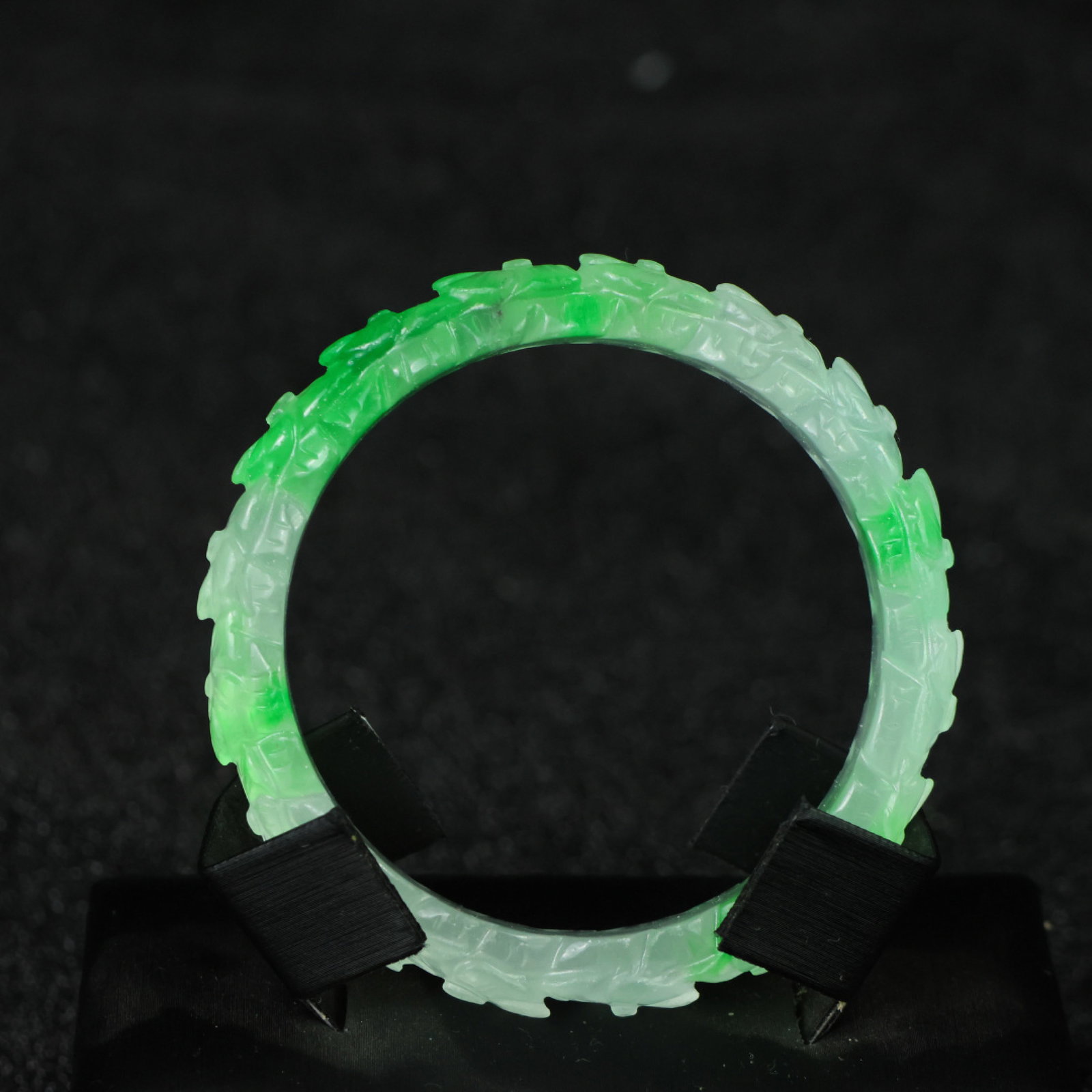 An Exquisite Jadeite Flower Pattern Bracelets: Estimated Value:2000-4000 An Exquisite Jadeite Flower Pattern Bracelets，Size:55mmx13mmx9mm 翡翠花卉纹手镯
