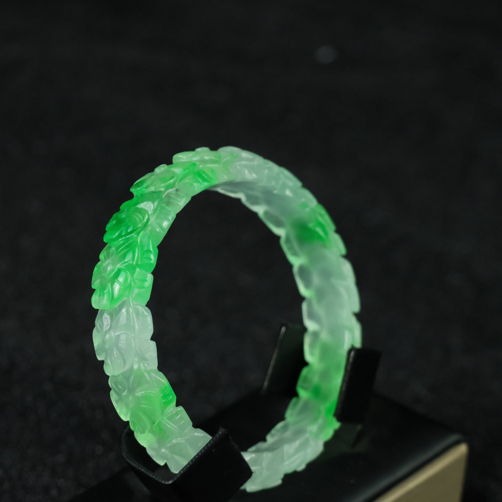 An Exquisite Jadeite Flower Pattern Bracelets - 2