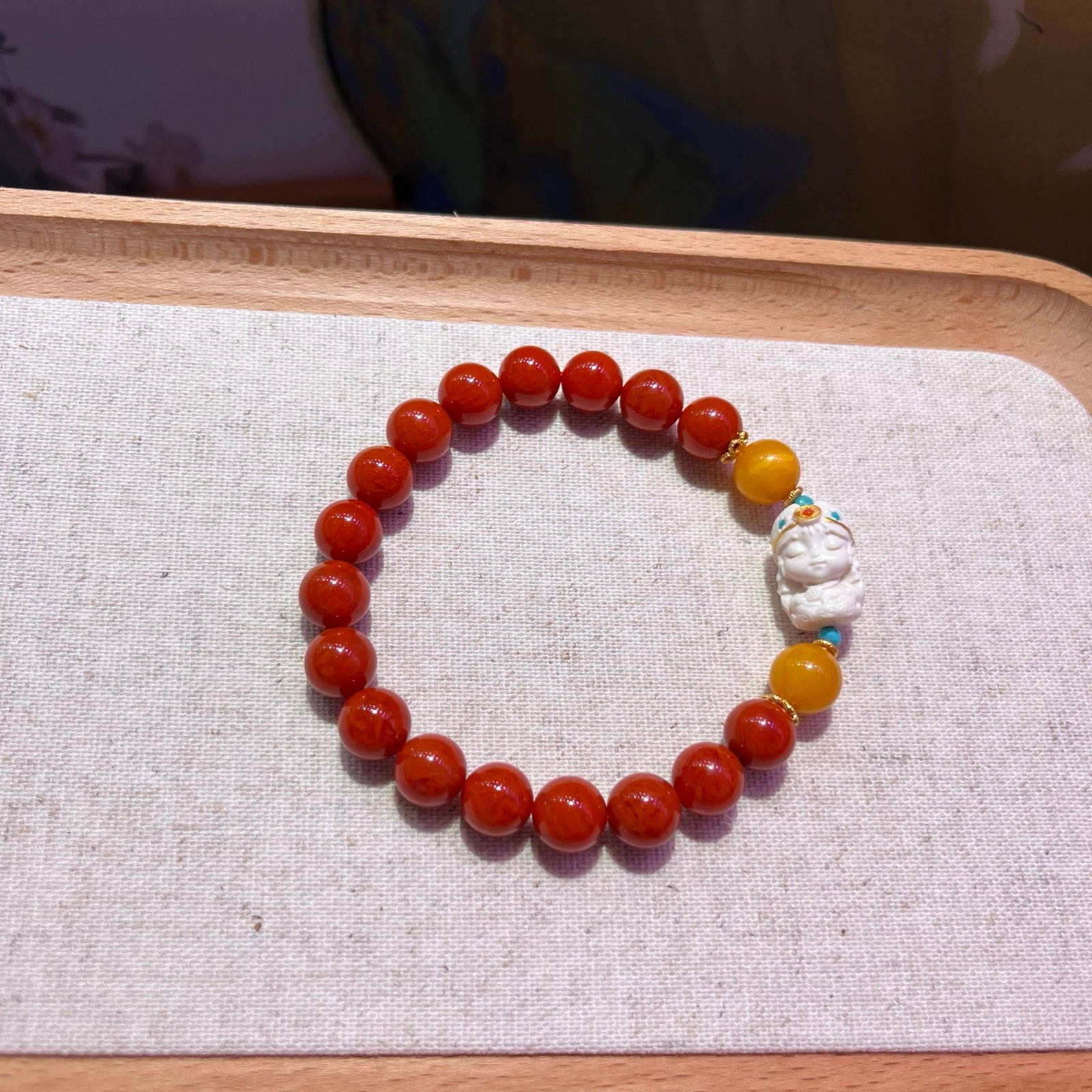 An Exquisite Agate Bracelets,With Amber Turquoise: Estimated Value:1000-2000 An Exquisite Agate Bracelets,With Amber Turquoise,Size:9mm,Total Weight:21g 玛瑙手串,配蜜蜡绿松石