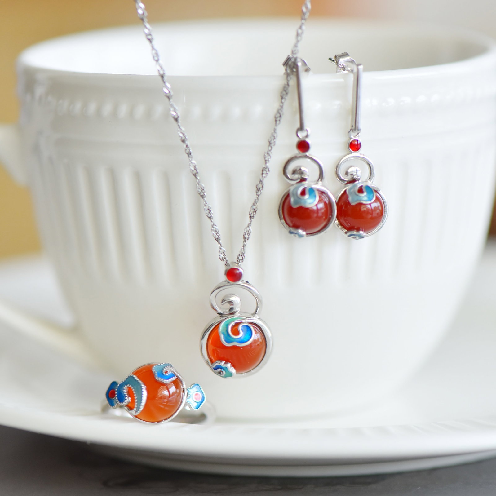 A Set of Fine Sterling Silver Inlaid Agate Jewelrys: Estimated Value:400-800 A Set of Fine Sterling Silver Inlaid Agate Jewelrys 一套纯银镶玛瑙首饰
