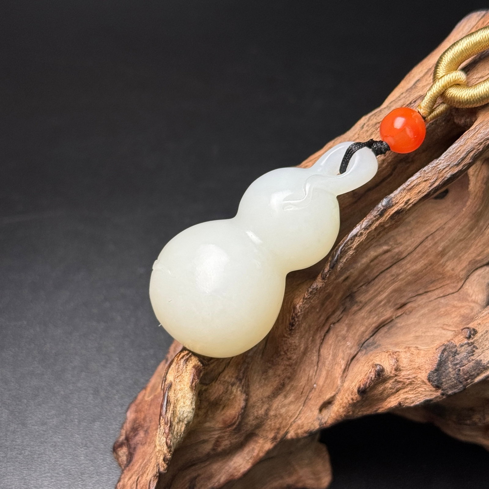 An Exquisite White Jade Gourd Pendant - 2