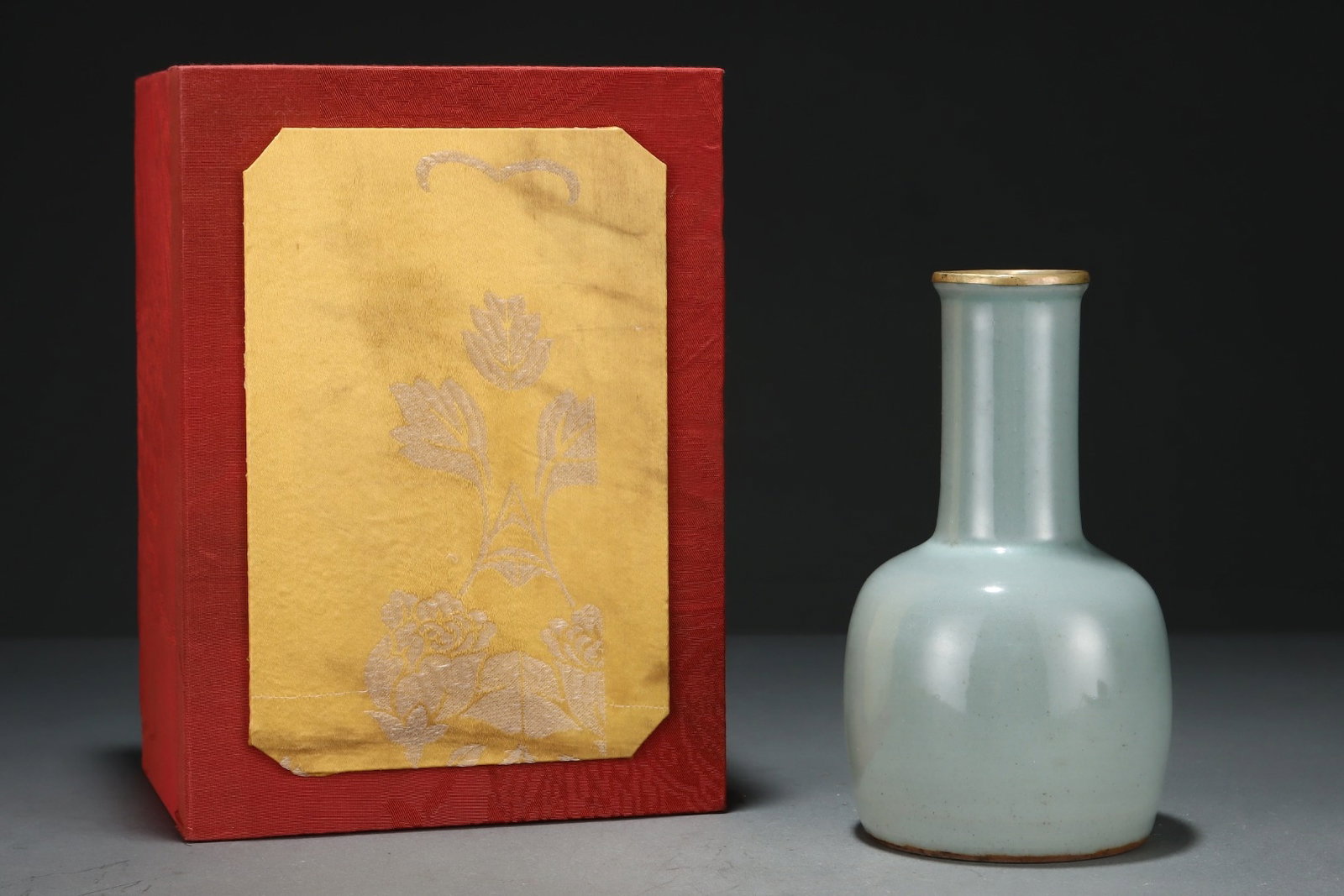 An Exquisite Guan yao Cover with Gold Vase,with an Imperial Poem by Emperor Qianlong: Estimated Value:1600-3200 An Exquisite Guan yao Cover with Gold Vase,with an Imperial Poem by Emperor Qianlong,Song Dynasty,China,Size:7.4inx4.3in