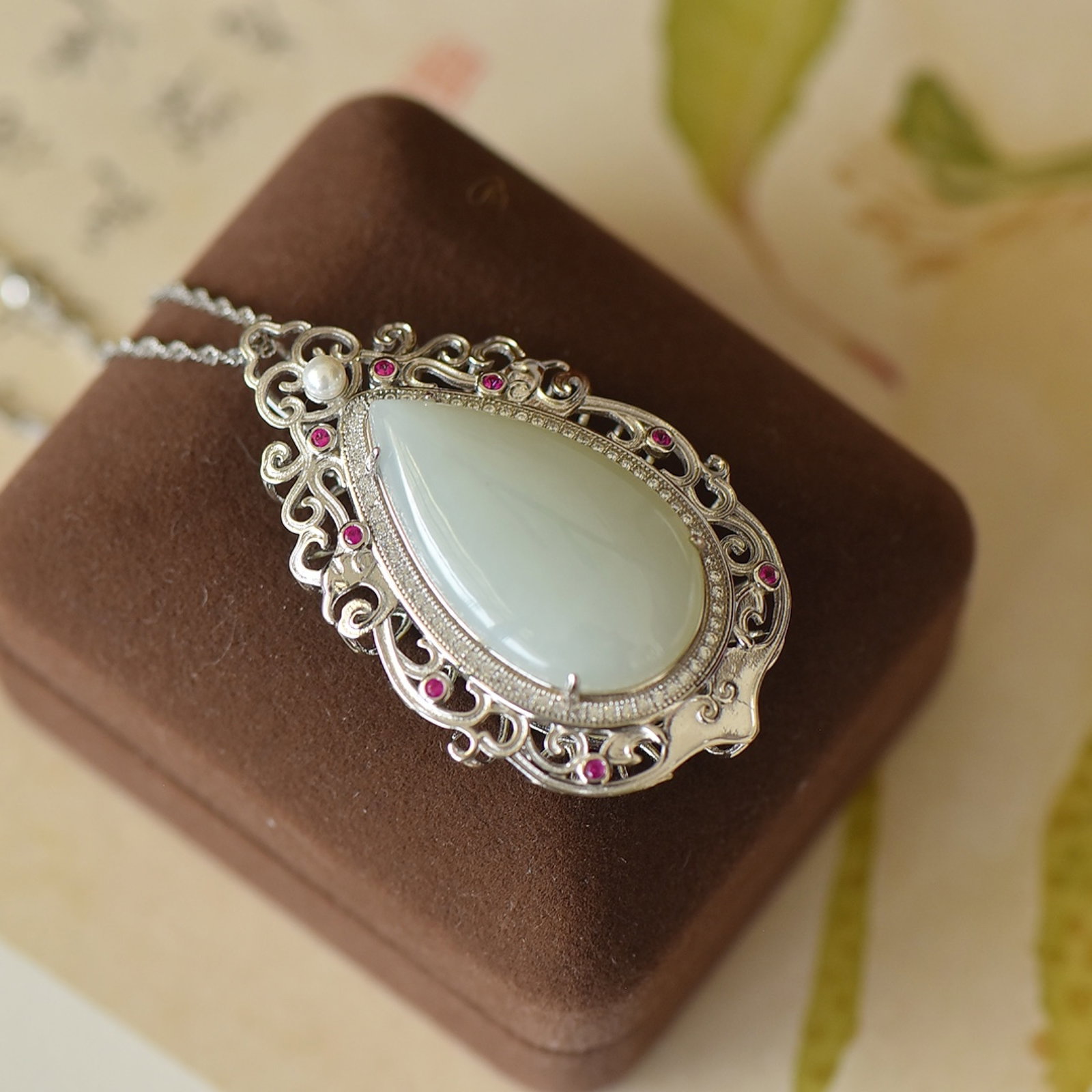 An Exquisite Sterling Silver-Gold Plated Inlaid White Jade Pendant, Inlaid Pearl - 3