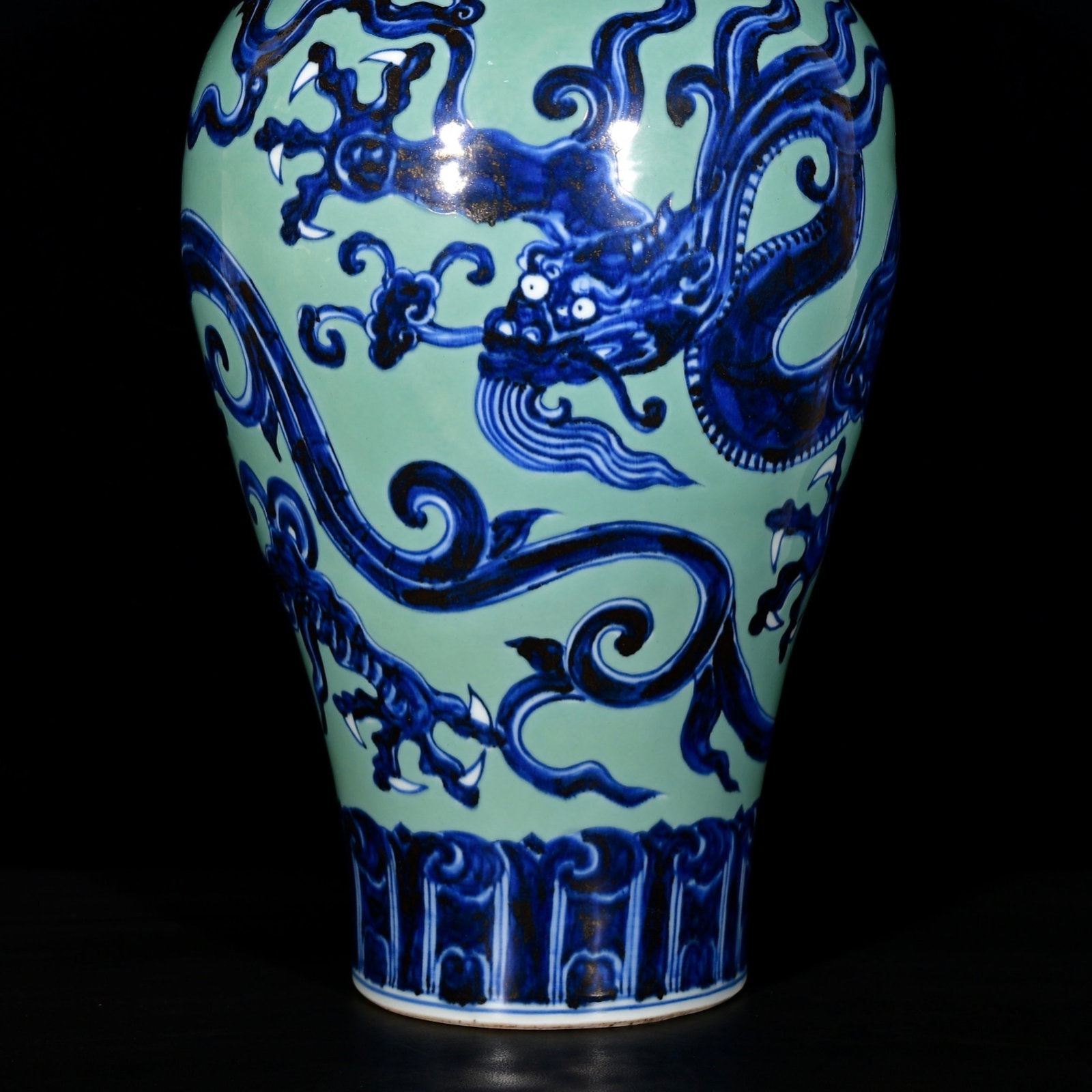A Huge Green Ground Blue and White Dragon Pattern Vase - 3