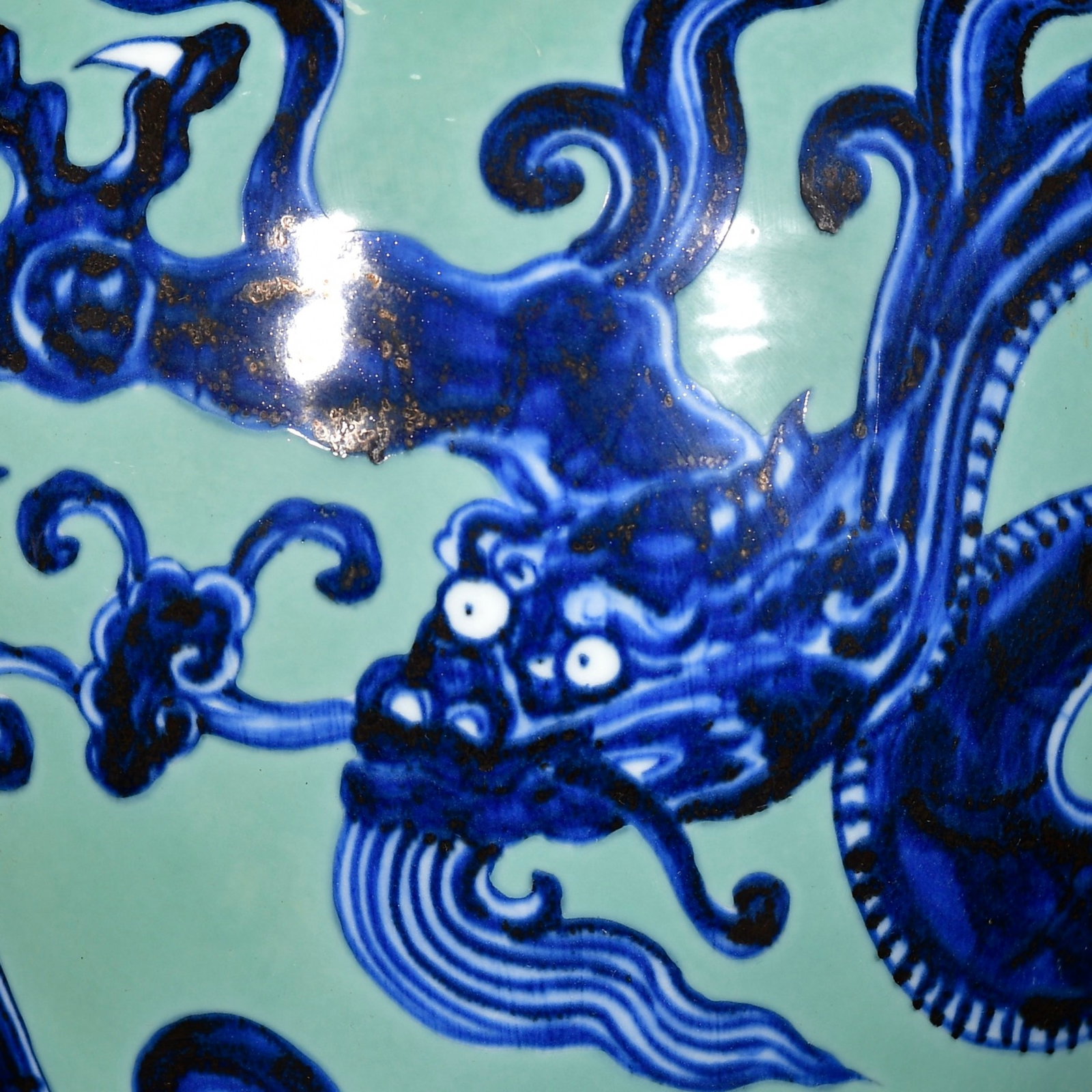 A Huge Green Ground Blue and White Dragon Pattern Vase - 4