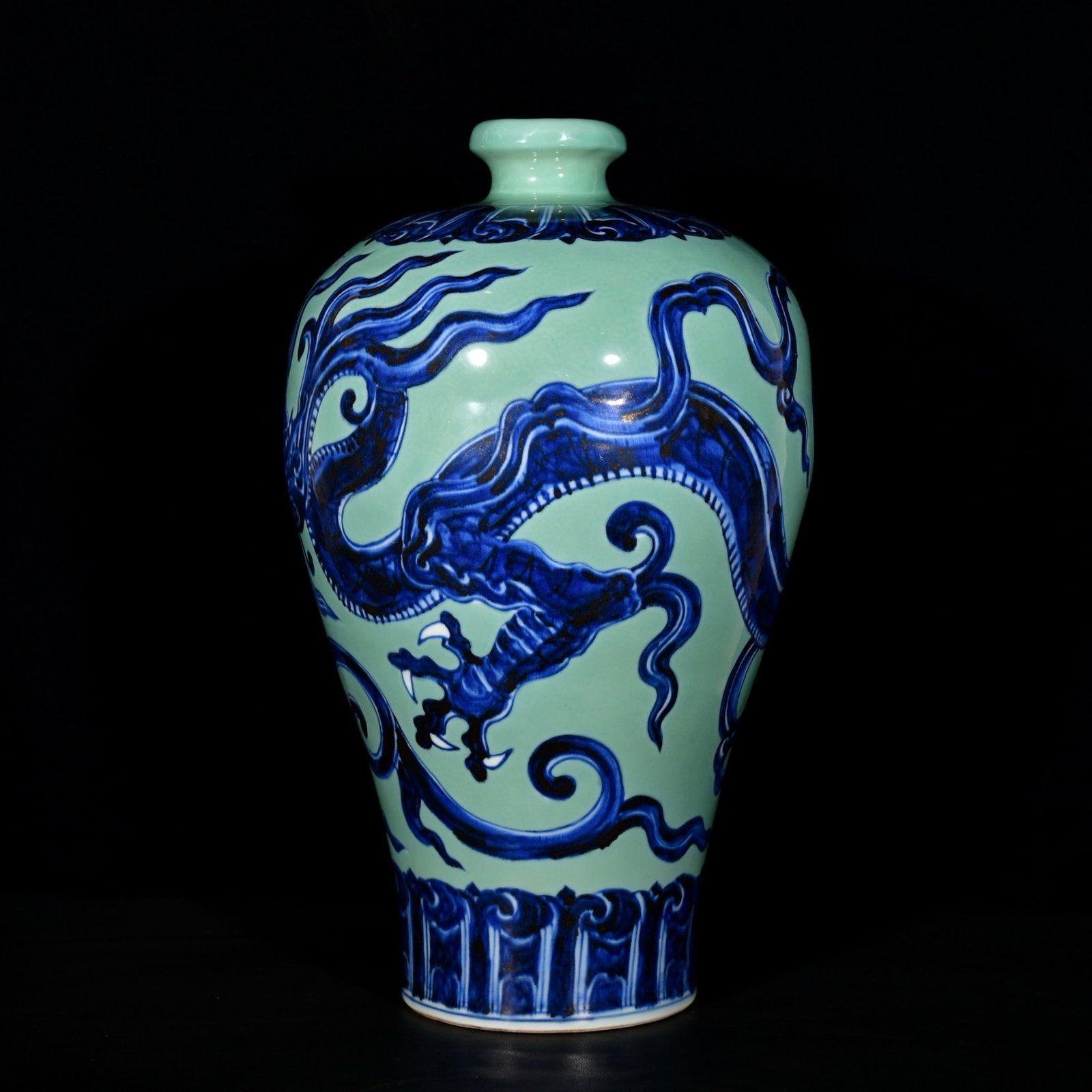 A Huge Green Ground Blue and White Dragon Pattern Vase - 5