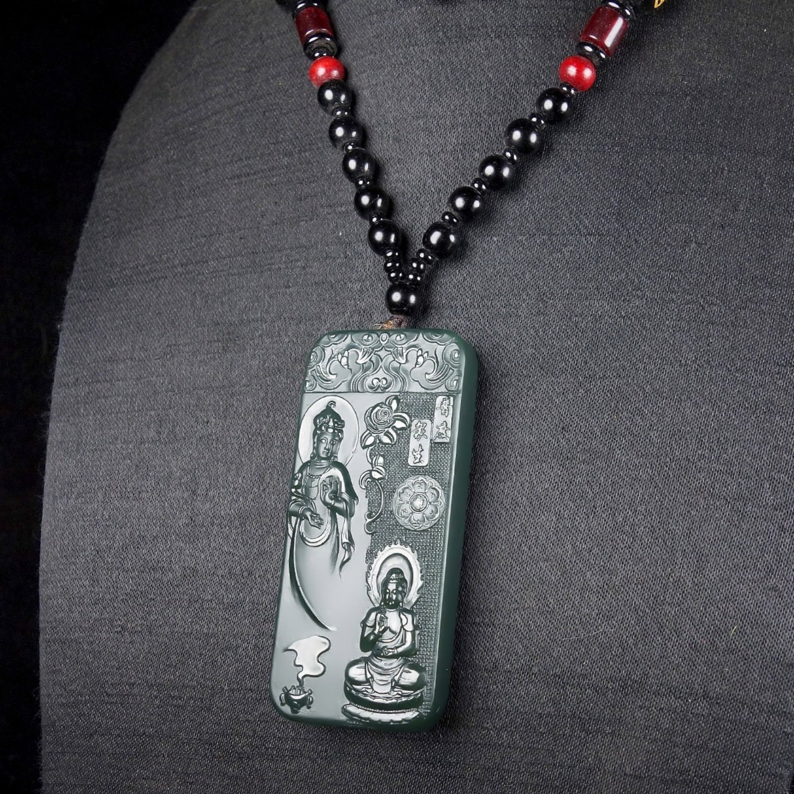 An Exquisite Greenish Jade Statue of Avalokitesvara Pendant - 5
