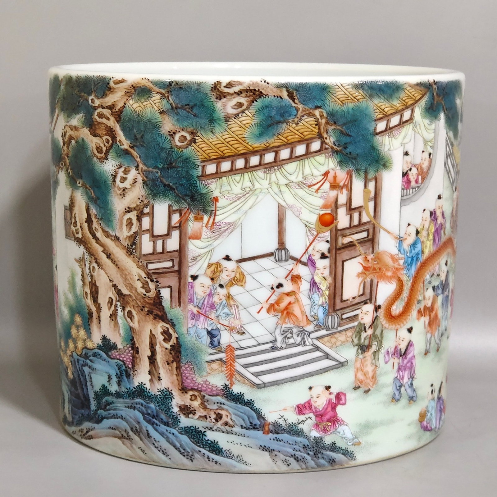 An Exquisite Famille-Rose Painted Gold Landscape and Figure Pattern Brush Pot - 10