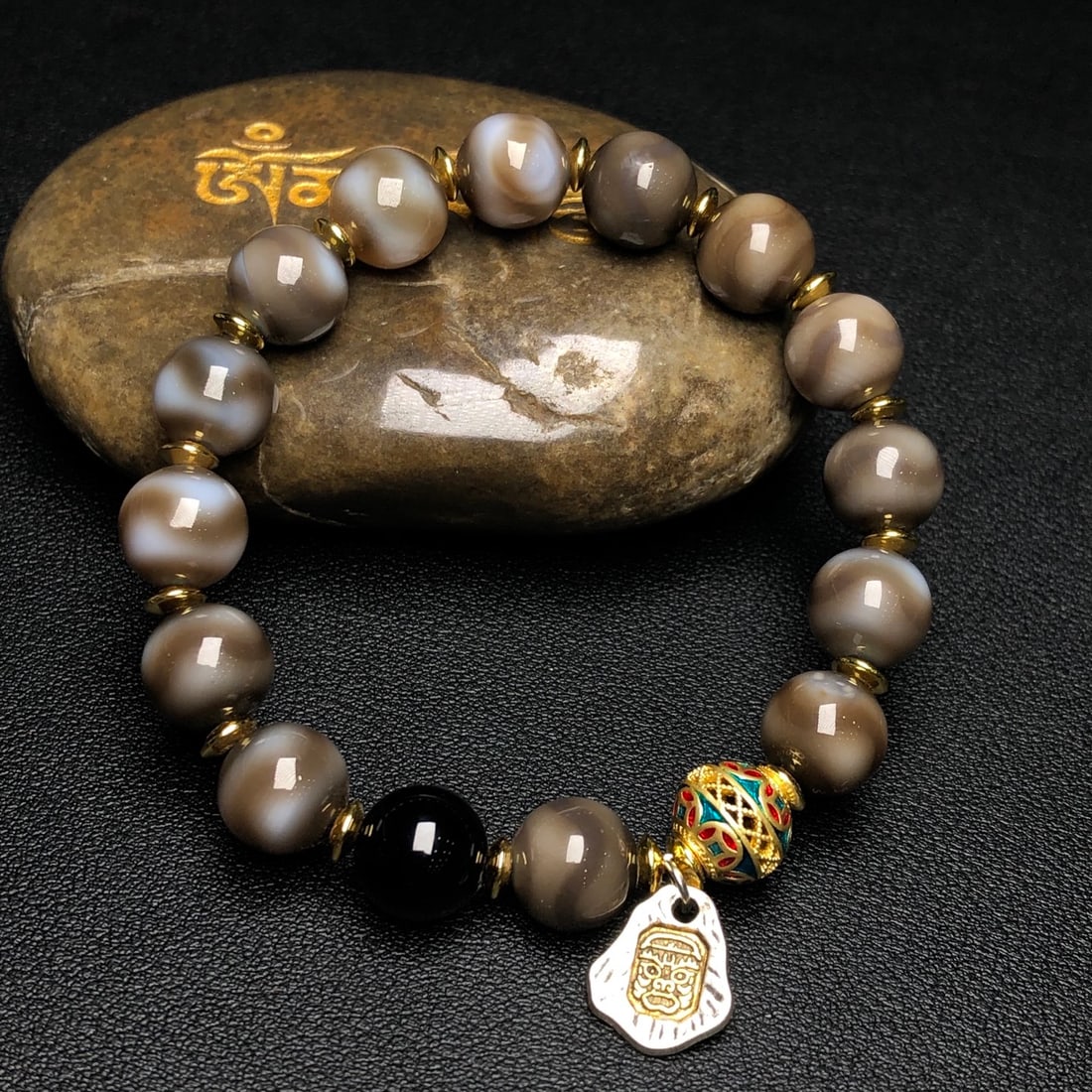 An Exquisite Dzi Bead Bracelets: Estimated Value:200-400 An Exquisite Dzi Bead Bracelets,Size:10mm 天珠手串
