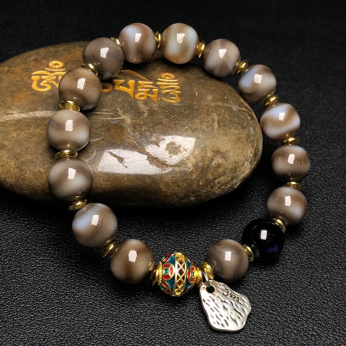 An Exquisite Dzi Bead Bracelets - 3