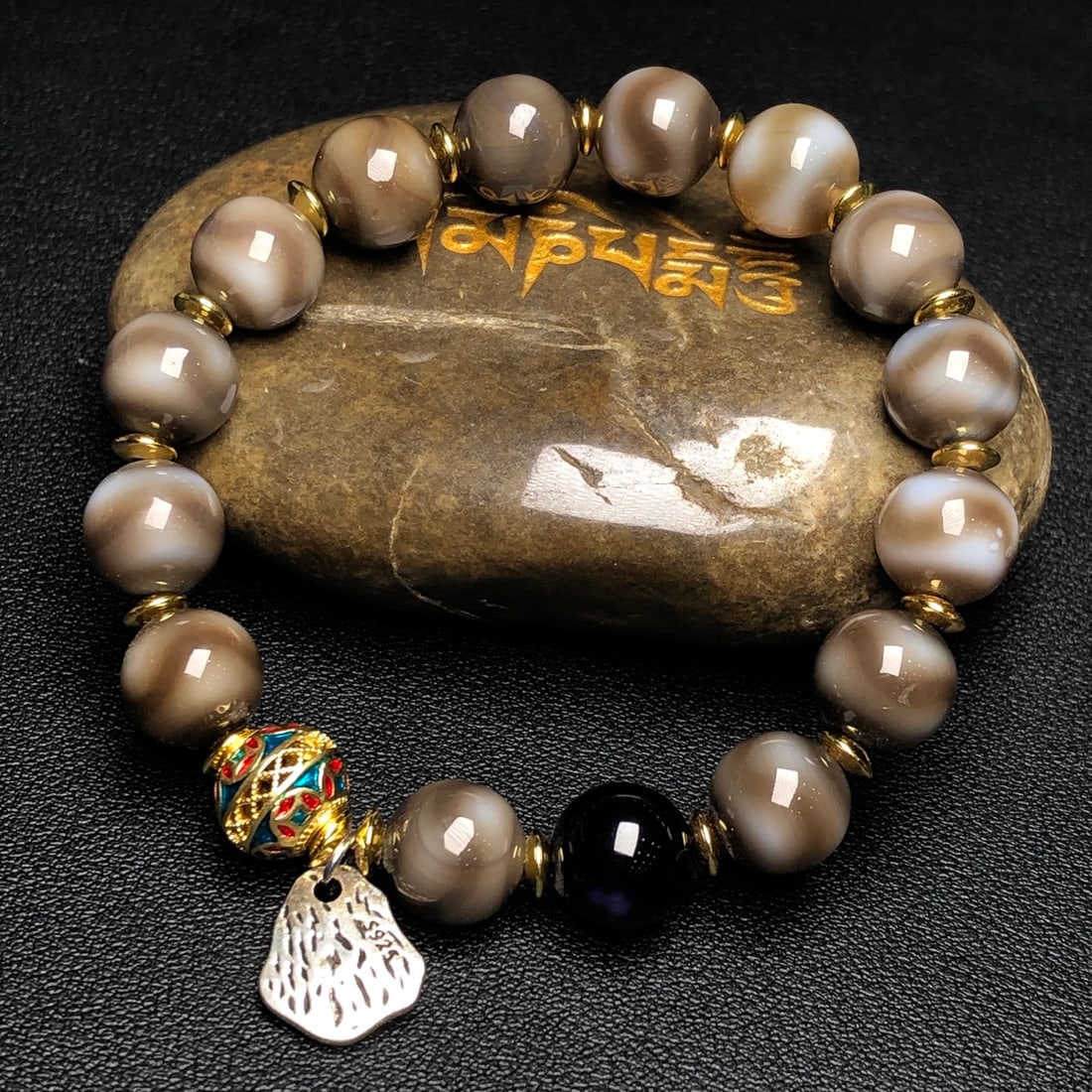 An Exquisite Dzi Bead Bracelets - 9