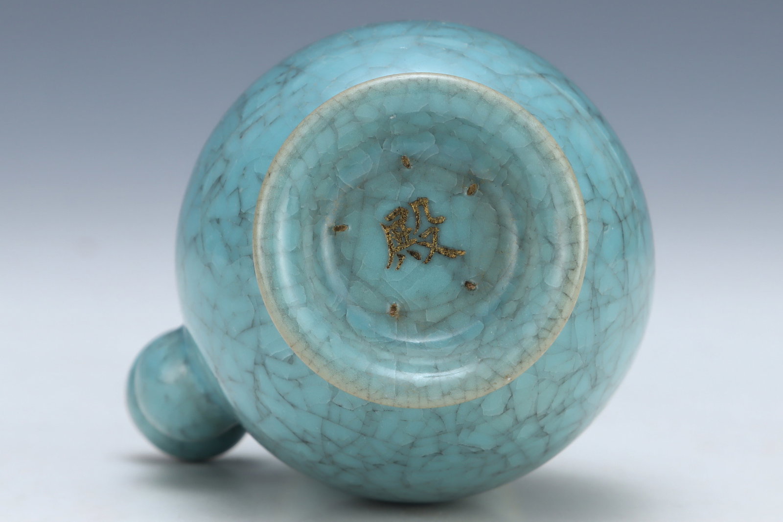 An Exquisite Ru yao Sky Blue Glazed Cover with Gold Vase - 8