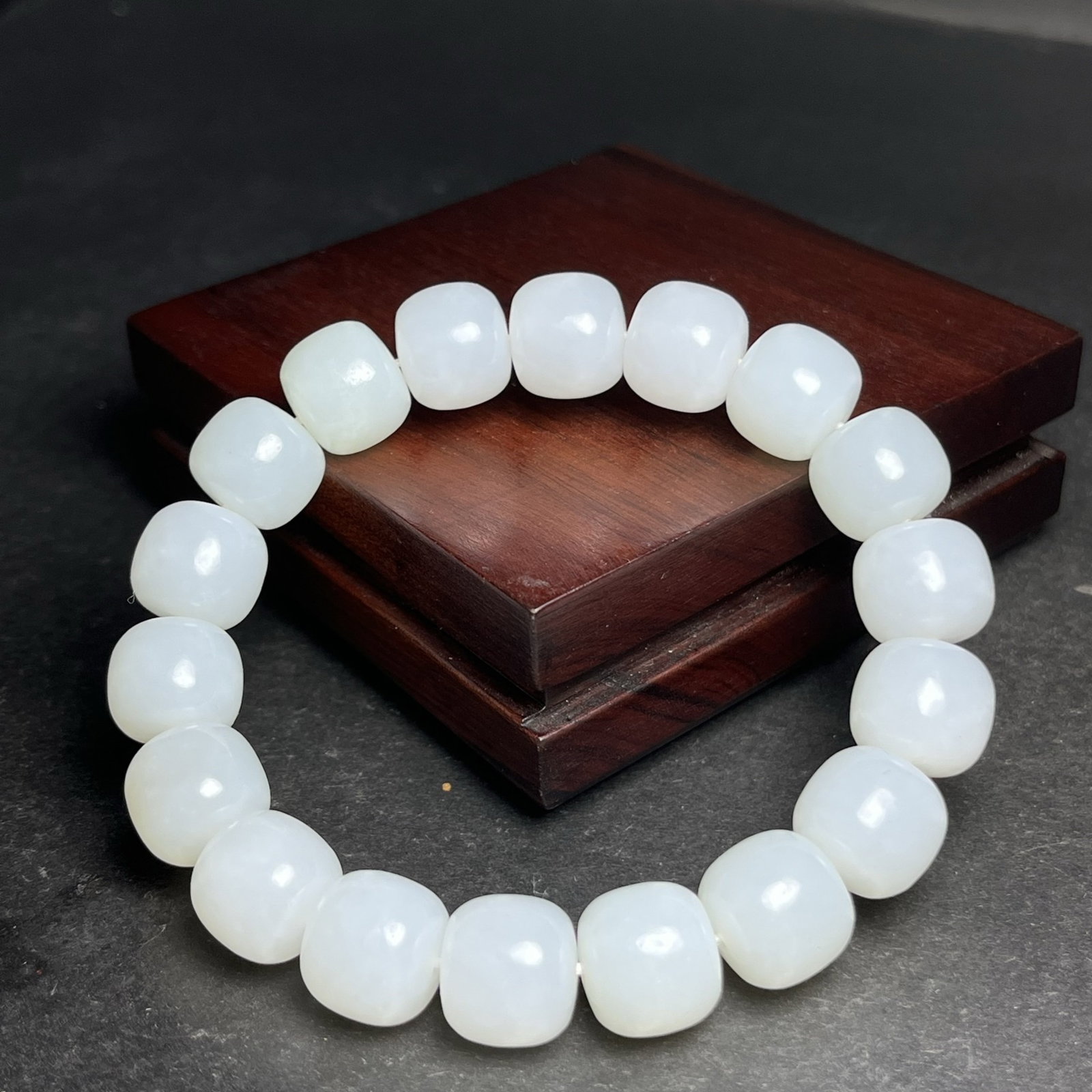 An Exquisite White Jade Bracelets: Estimated Value:1200-2400 An Exquisite White Jade Bracelets,Qing Dynasty,China,Size:12mmx13mmx13mm,Weight:63g 白玉手串,中国清代