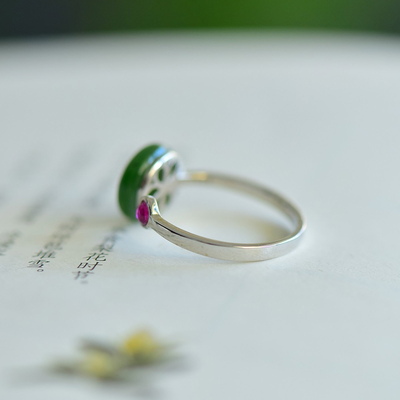An Exquisite Sterling Silver Inlaid Jasper Ring - 5