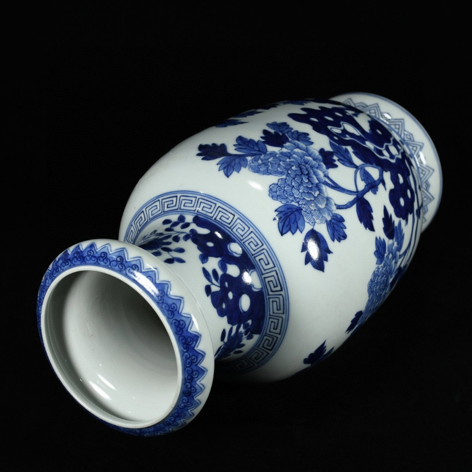 A Rare Blue and White Flower and Butterfly Pattern Vase - 5