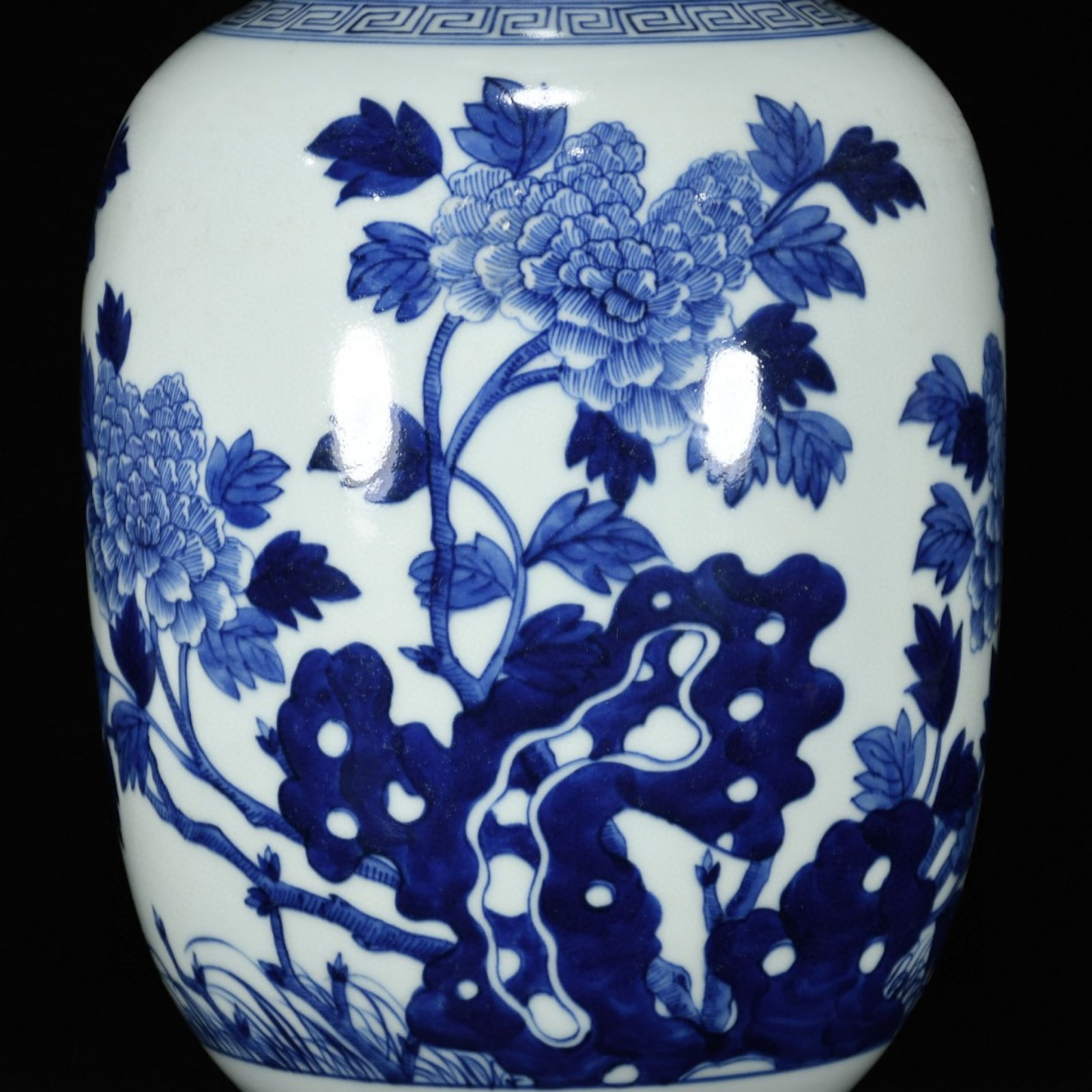 A Rare Blue and White Flower and Butterfly Pattern Vase - 6