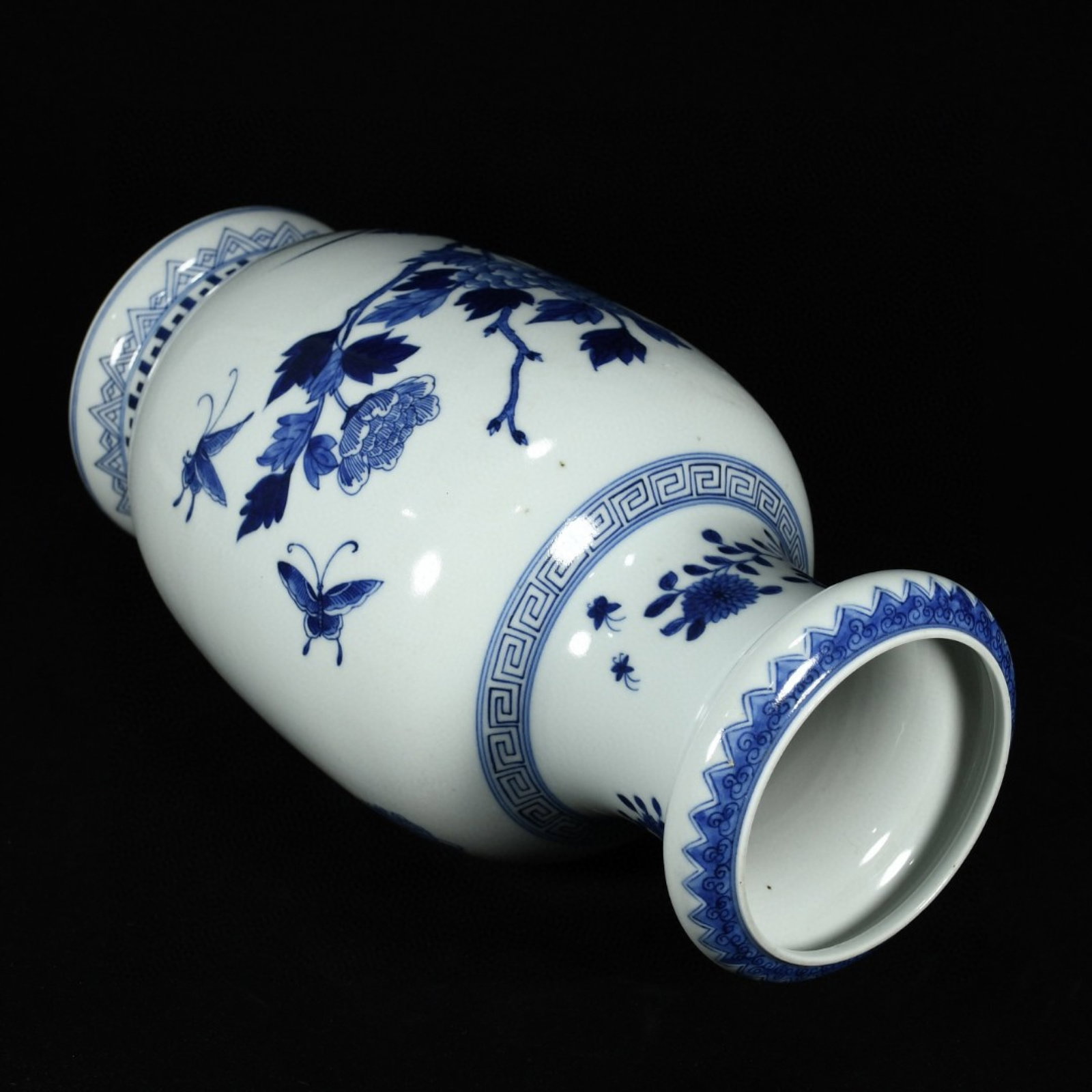 A Rare Blue and White Flower and Butterfly Pattern Vase - 7