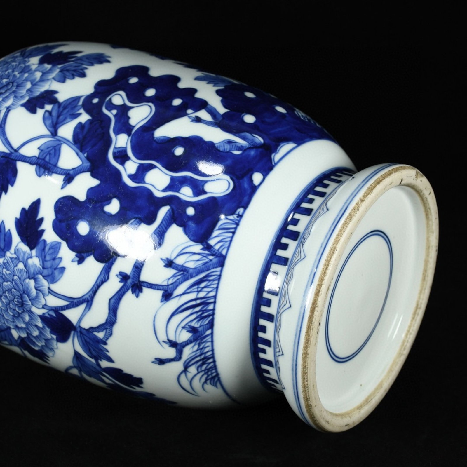 A Rare Blue and White Flower and Butterfly Pattern Vase - 8